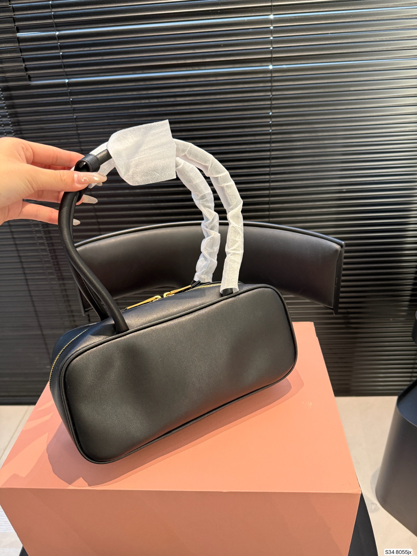 P220配折叠盒子 MIUMIU 保龄球手提包 轻轻松松高级感 包包手感巨好容量也很不赖 简单却又不失华丽 不要觉得会炸眼太高调了什么的 根本不会！ 在你的精简穿搭上简直就是点睛之笔 尺寸：27 12货号8055