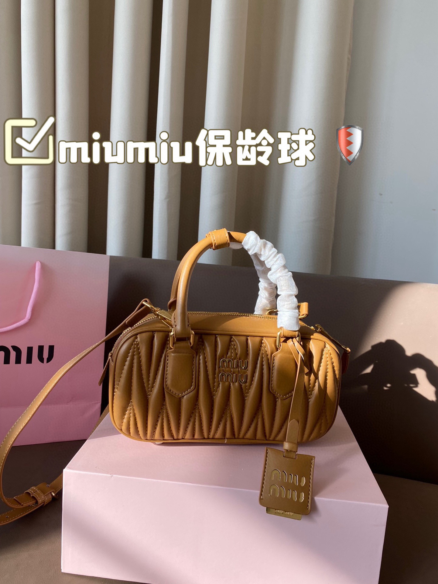 P200 配盒 size：23*12cm miumiu保龄球 新尺寸‼️ 很难不爱啊啊！ 这个尺寸很难不动心哦！ 可手拎也可斜挎 容量足足的~~ 出场就是miumiu小公主