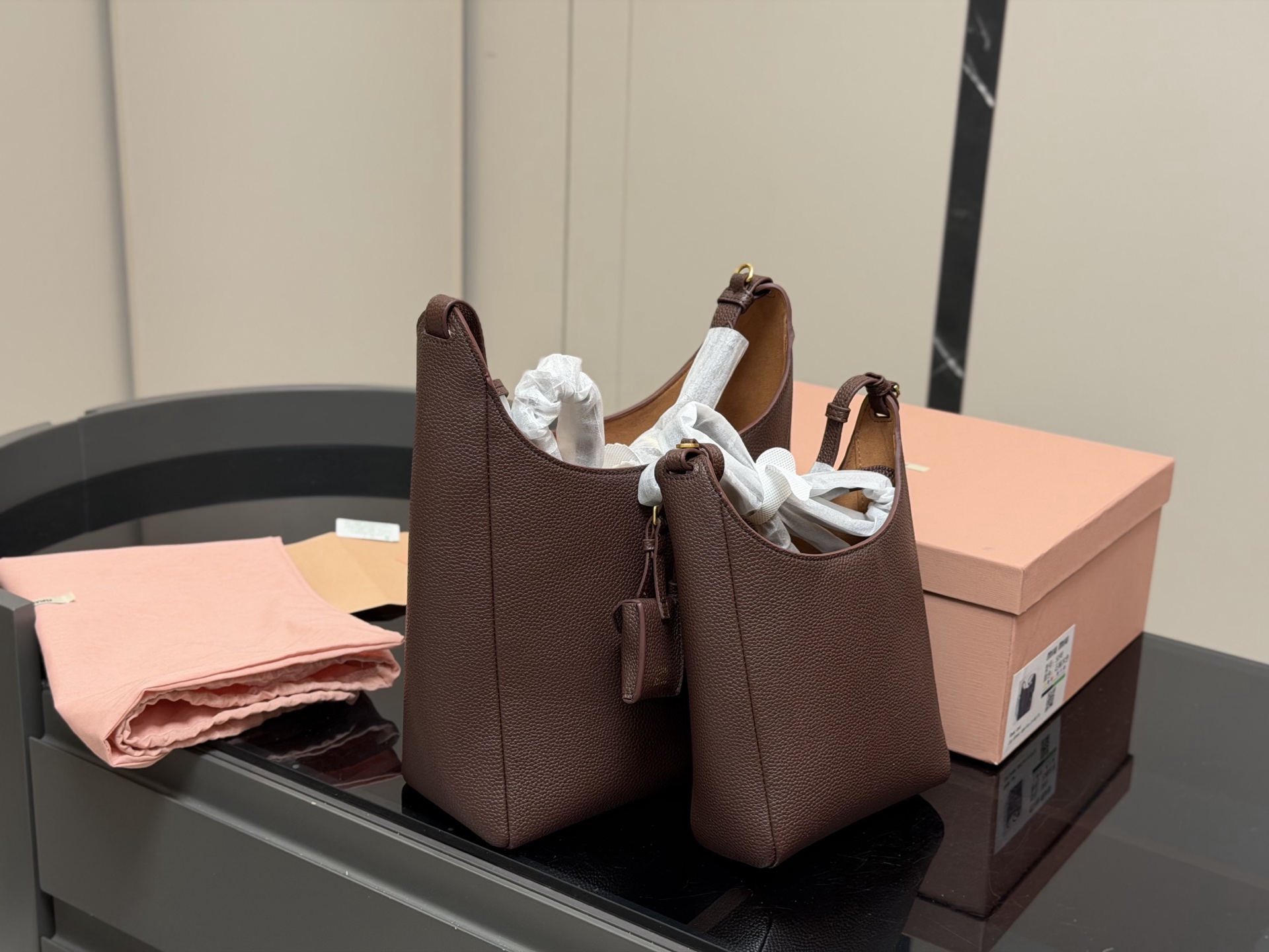 ¥210 ¥230 配盒 size:16.23cm 23.30cm miumiu新款斜挎机车包! 首发! 福音种草了哦 超级松弛感的一款包包肩带长度可以调节哦!