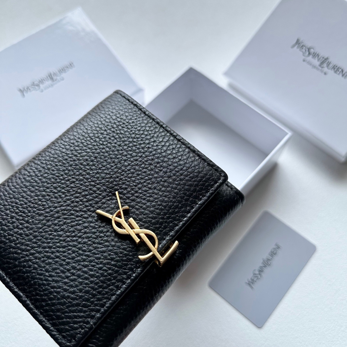 P85🎀🎀颜色 黑 粉🎀尺寸 11x10🎀圣罗兰🆕款♥三折短款钱包💕进口小牛皮质感一流👍独一无二风格,实用内阁超美超时尚美女必备单品🔥