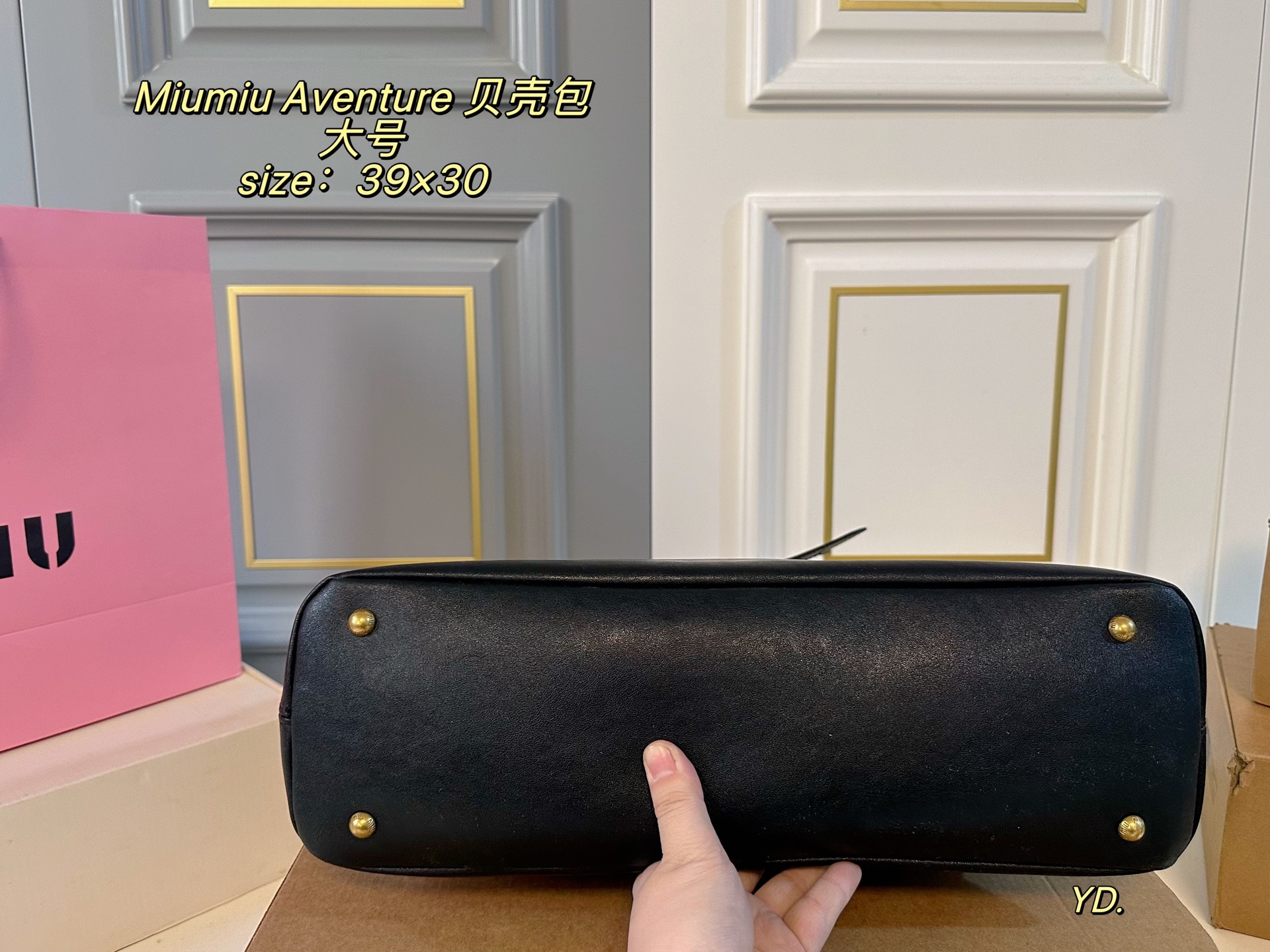 P250大号（无盒） size：39&times;30大号 MiuMiu缪缪新款Aventure24贝壳包 💕 皮质有种做旧年代感 复古感满满 自重轻，设计感强，洋气时髦 超大空间，又高级又能装‼️