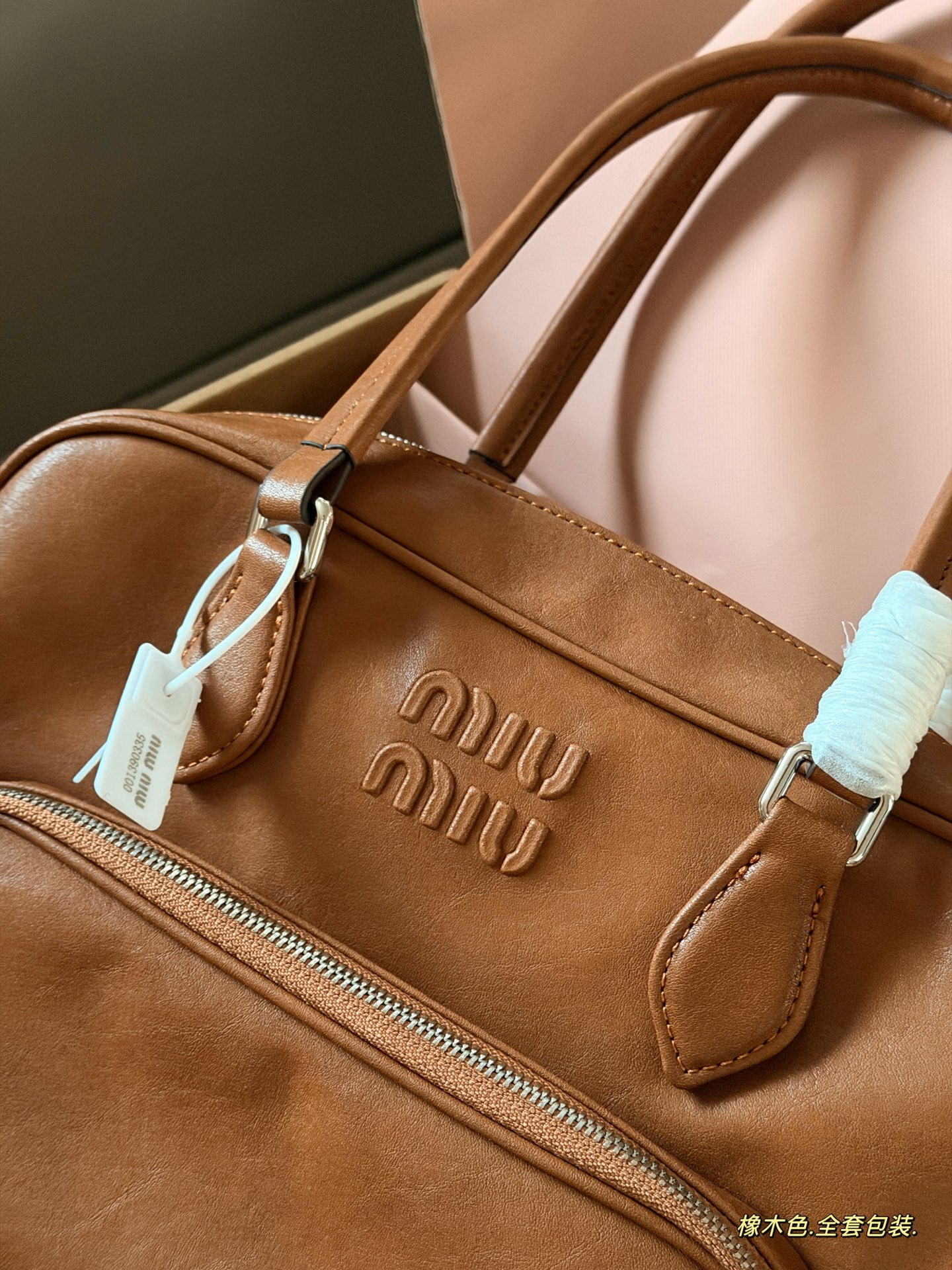 💰310 配全套包装 牛皮 size：38*16cm miumiu 新的小机车包 一眼爱上 皮质是耐用的微雾面肌理， 更复古哦！ 请把这只miumiu机车包焊在我肩上