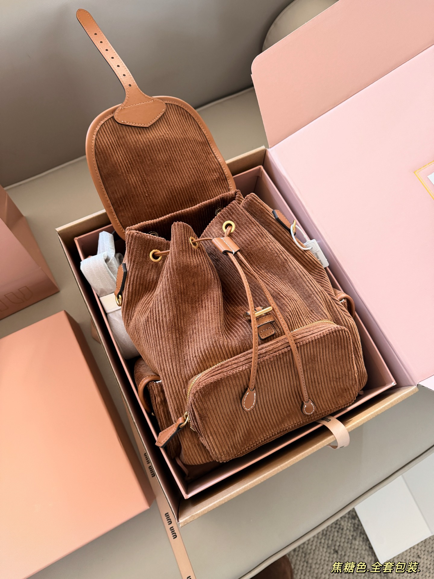 💰300 配全套包装 size：25*27cm（大号） 又一季特别美丽的Miu Miu miumiu ss25 灯芯绒双肩包 超适合秋冬搭配鲜艳跳脱的配色，为沉闷的秋冬增添色彩!搭配大衣超吸睛哦!