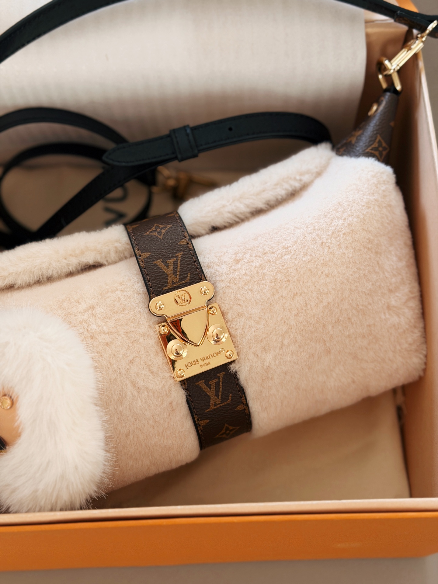 💰 180配盒 赠送挂件哦！ size：21.5*12cm L家 新款MIA饺子包 小小饭盒包拿捏 奶呼呼的毛绒包 摸起来像抱着一团云朵， 老花皮拼接+金属扣设计复古又高级 还有可爱的花朵挂饰加持 冬天背它出门，保暖又吸睛哦！