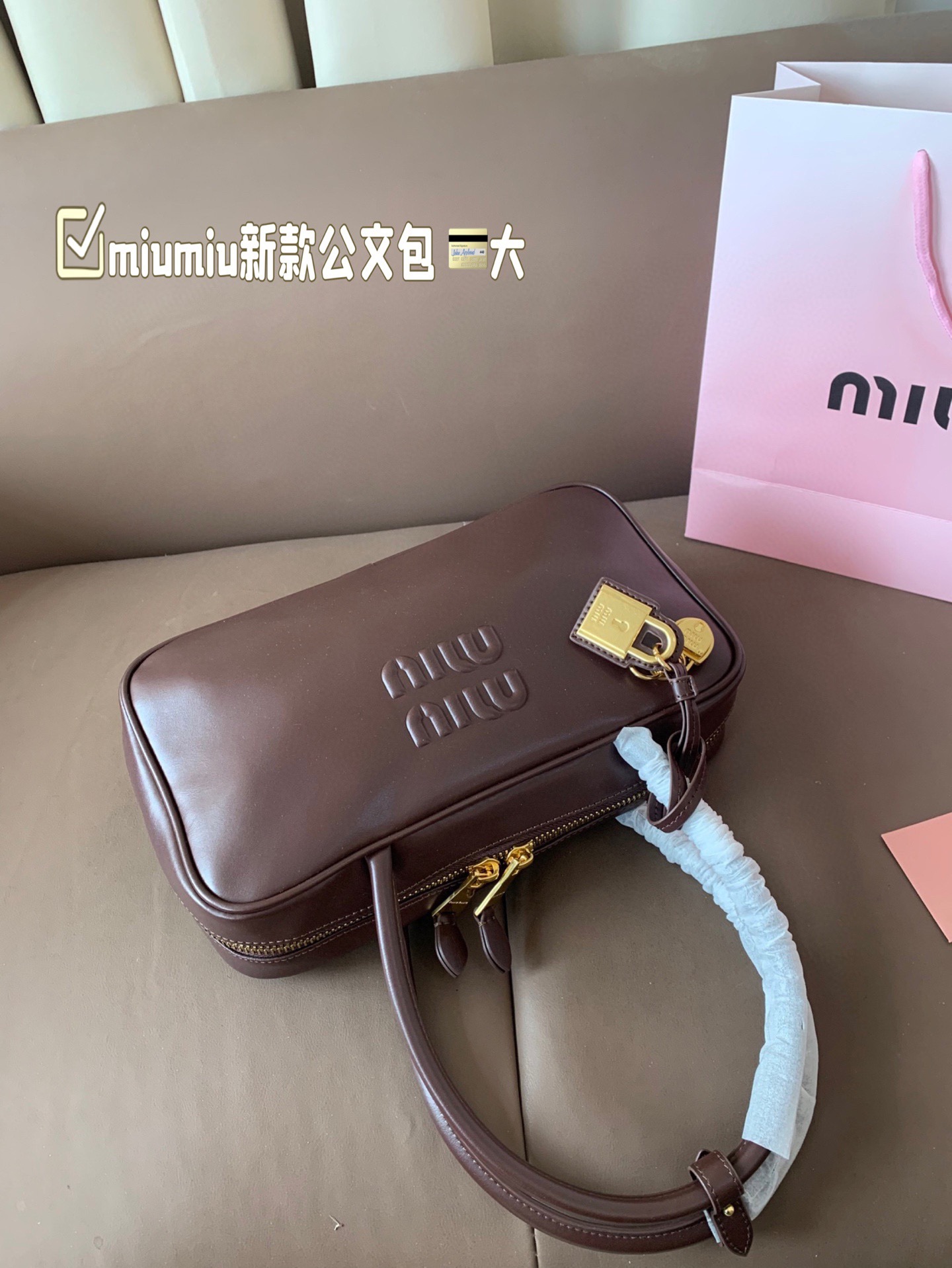 大P260 miumiu新款公文包 今年的风刮的太猛了 老多爆款了! 这款的版型太受欢迎! #miumiu 这一季不管是单肩包 #miumiu包 还是托特包都超级可爱! 尺寸 大29*17