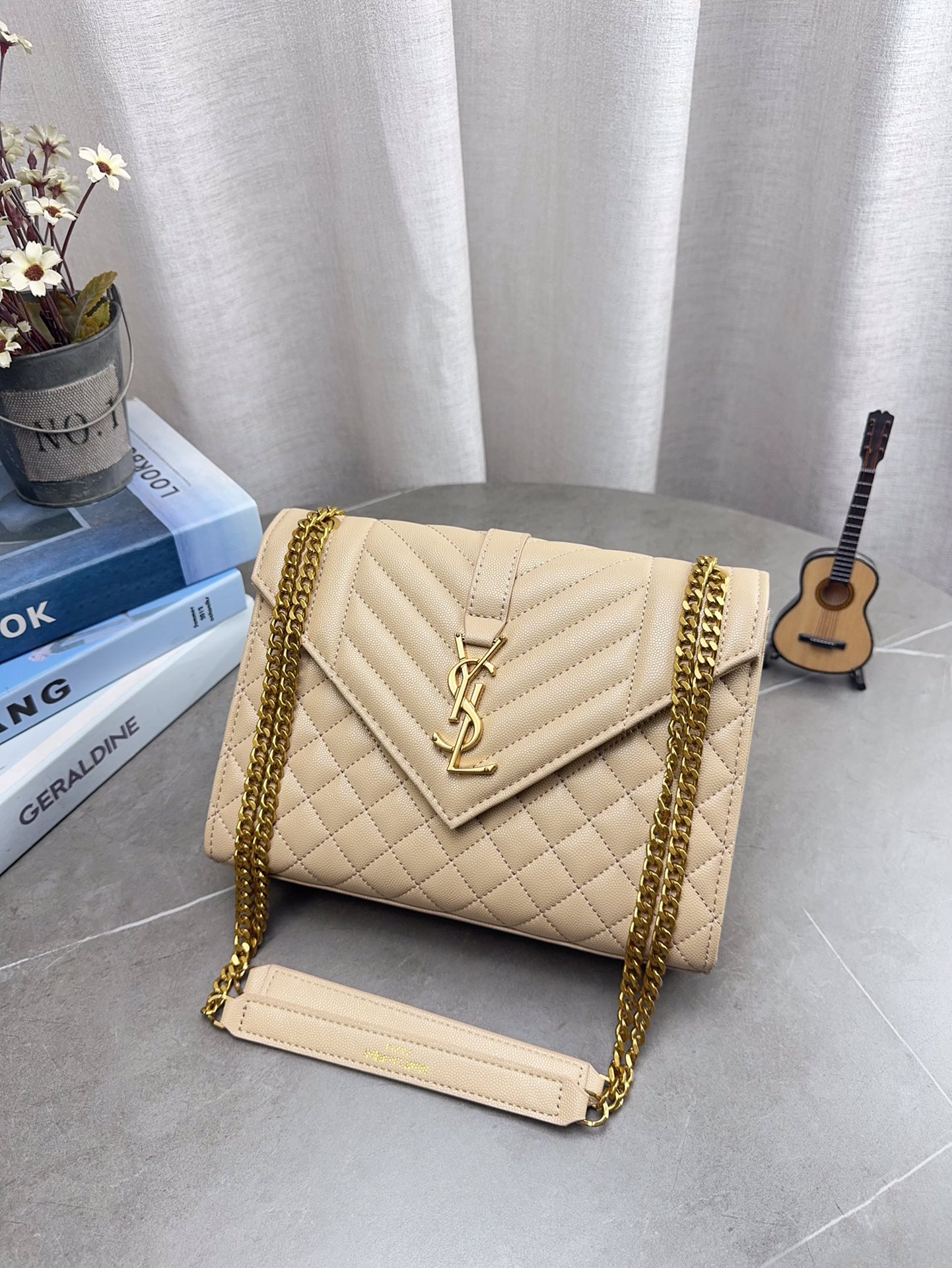 折叠礼盒包装 高品质YSL圣罗兰链条信封包 简约才是百搭公式。 复古又时髦，妥妥的街拍神器。 出街通勤都可。 容量很大，可肩背、斜挎。 搭配很显高级感。 是帅气女孩不可缺少的一款经典存在。 尺寸24*17cm p150