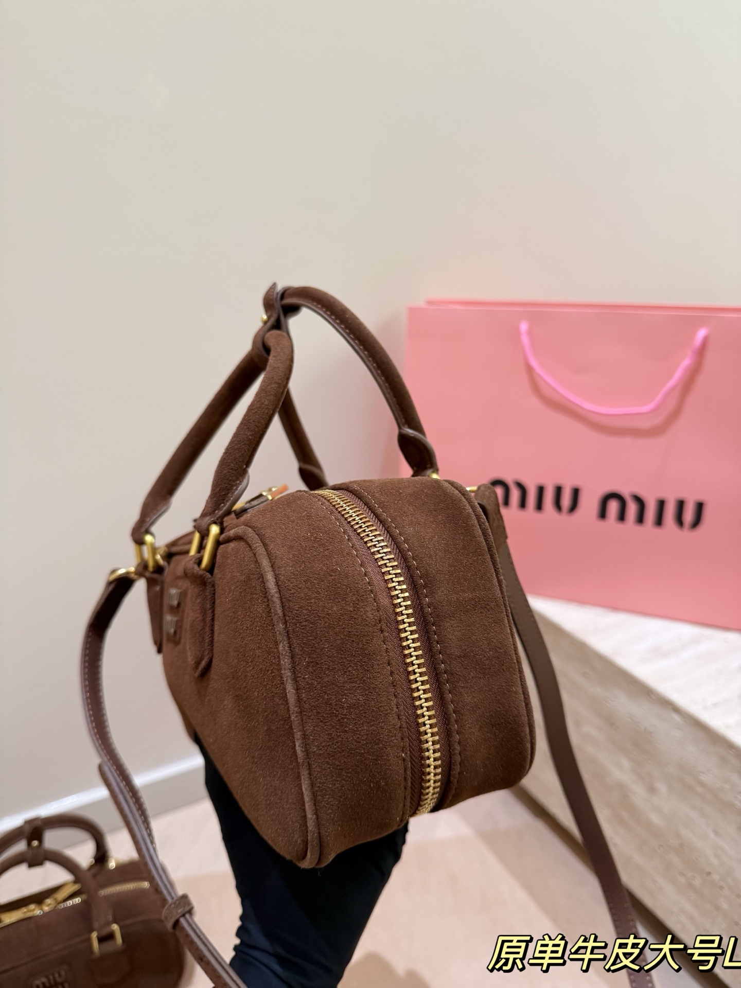 头层牛皮 P275 Miu新品 高级麂皮保龄球包 时尚绝美 大方且与众不同 日常 出街必入款 凸显功能性 实用主义 柔软舒服的触感 彰显 MiuMiu 女性愈加自信，务实，前卫和酷炫的态度 尺寸：28.16cm配礼盒🎁