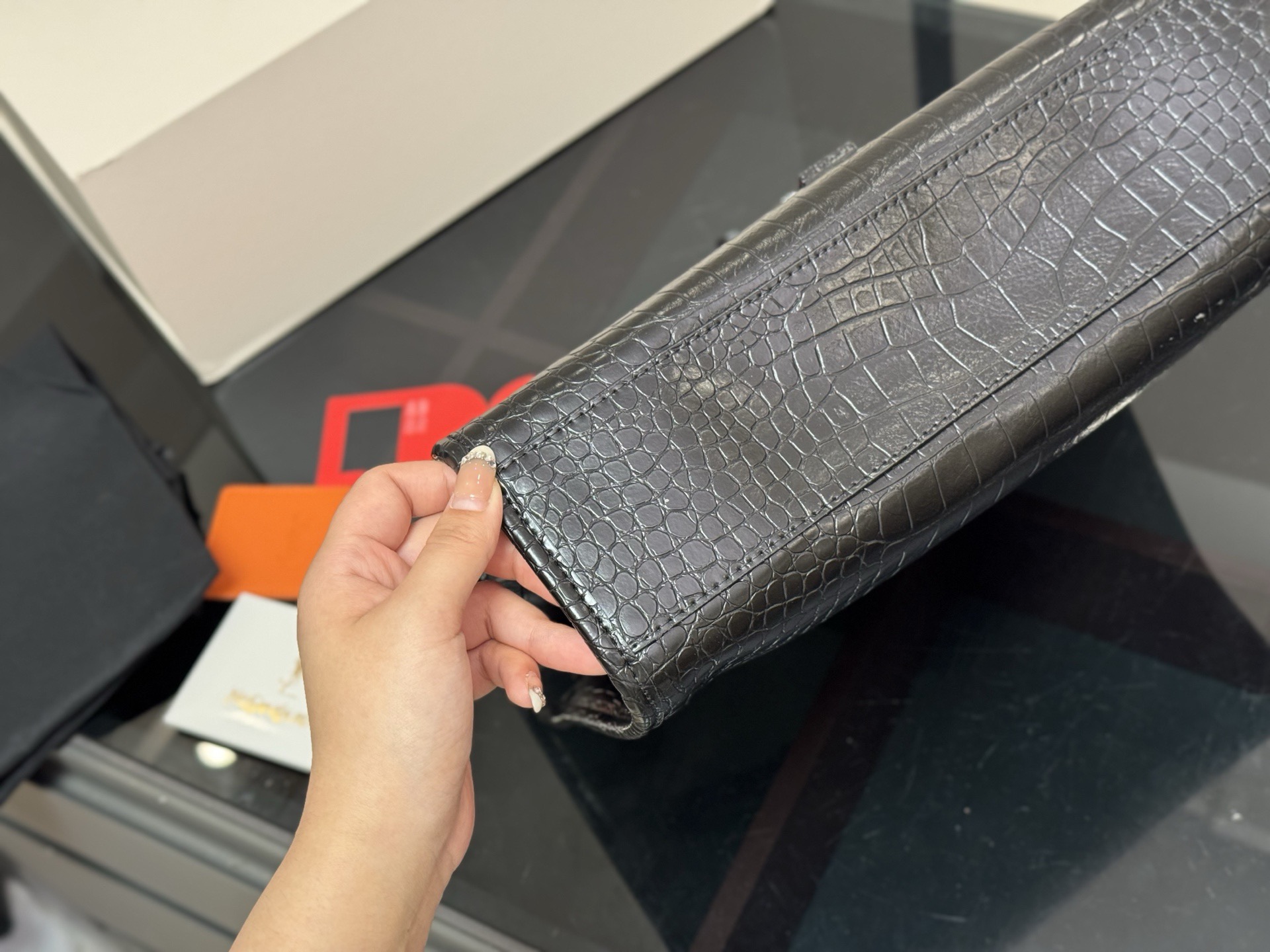 &yen;200 配全套包装 size：32*27 圣罗兰的托特包 抓皱油蜡牛皮 niki shopping bag 很不一样杨树林 niki和这款托特确实是别出心裁的设计有种莫名其妙的时髦