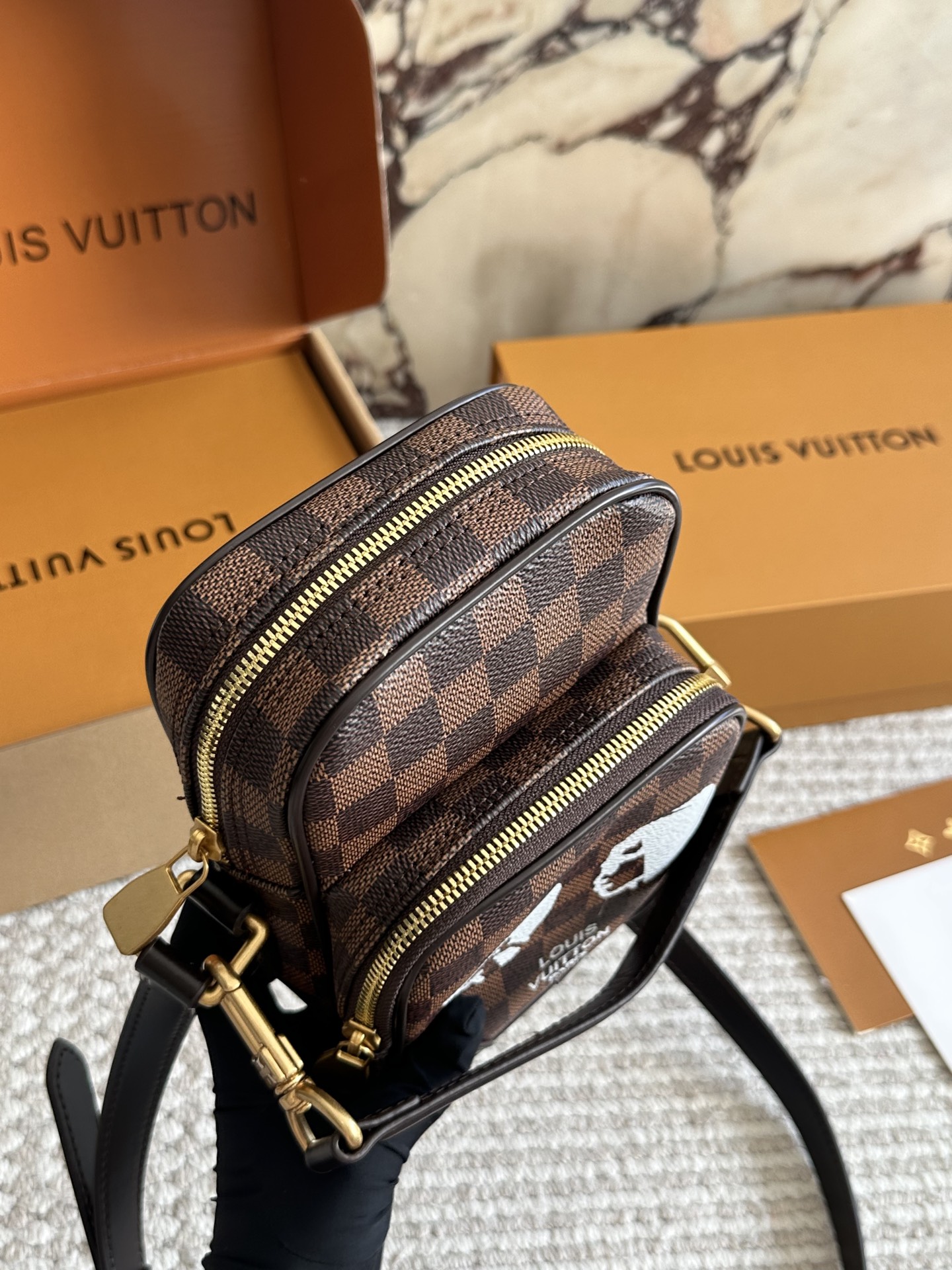 LV手机包相机包p200 M14014老花這款時尚的Amazone斜背袋以Monogram帆布襲作配有復古皮革護角雙邊和可拆式肩帶Pharrell William以1980年代為靈感創作出這款精繳小巧的斜背袋完美糅合復古魅力和精繳現代風格手袋配備珍珠拉鏈頭更設有可調節長度的肩帶,攜帶時倍感舒適size: 20x13.5x8cm #LV手机包#新款包包#美包分享#迷你