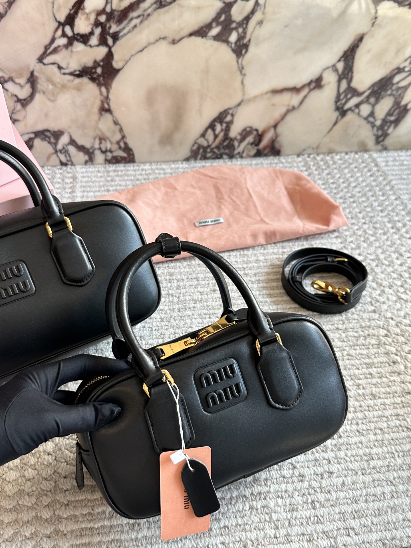 💰190、💰180 配盒 size：22*11cm 27*13cm miumiu保龄球/公文包/ 包包甜度刚好！ 很难不爱啊啊！ 可手拎也可斜挎 绝对不是小废包哦!容量足足的~~ 出场就是miumiu小公主！