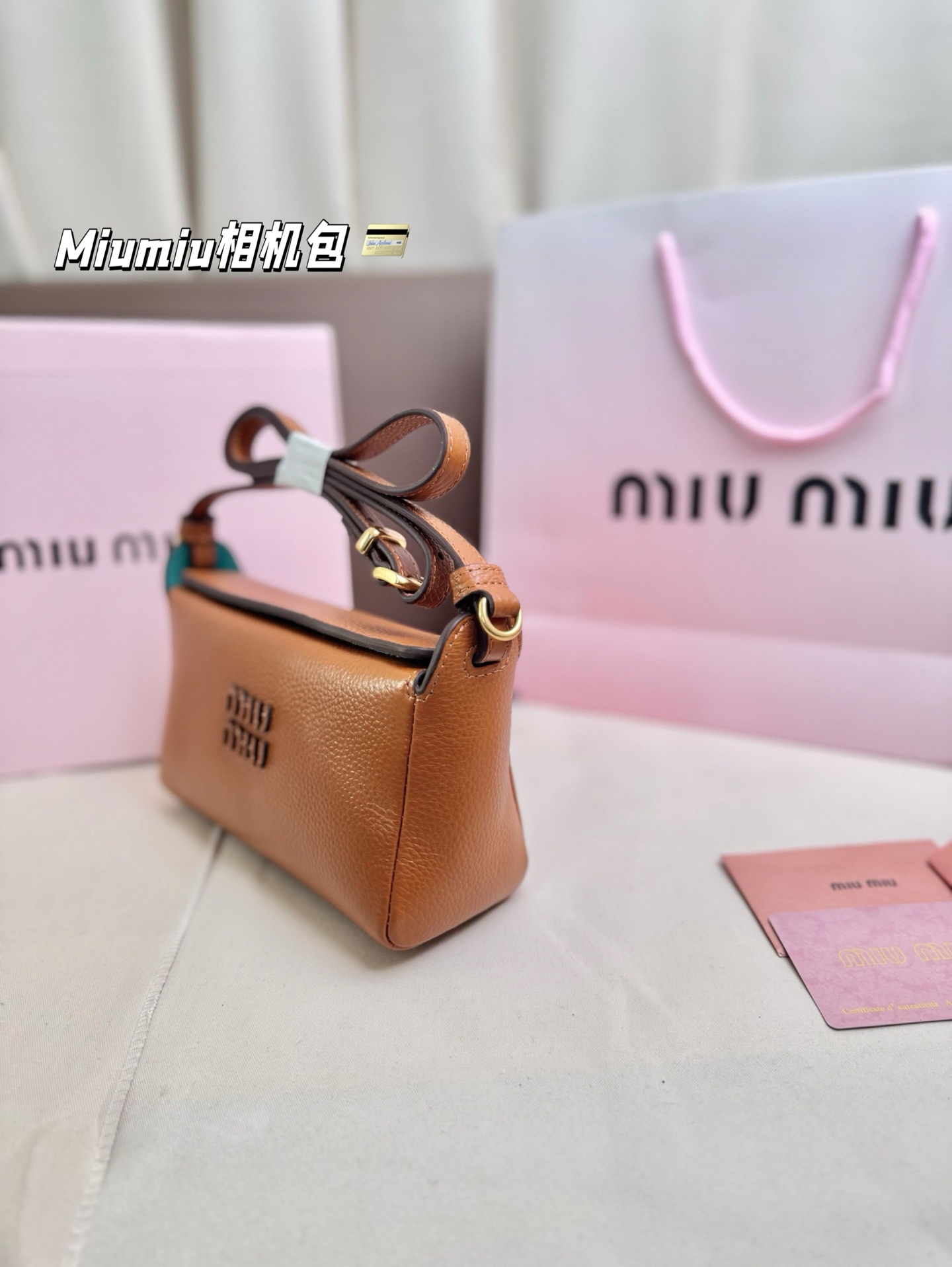 P225(牛皮) 尺寸18*10 Miumiu相机包太可爱啦! 手感好柔软太适合秋冬了 方形设计简约低调又高级~ 日常手机 粉饼 钥匙.. 都能收纳~ 肩带可随意调节,时髦感十足~