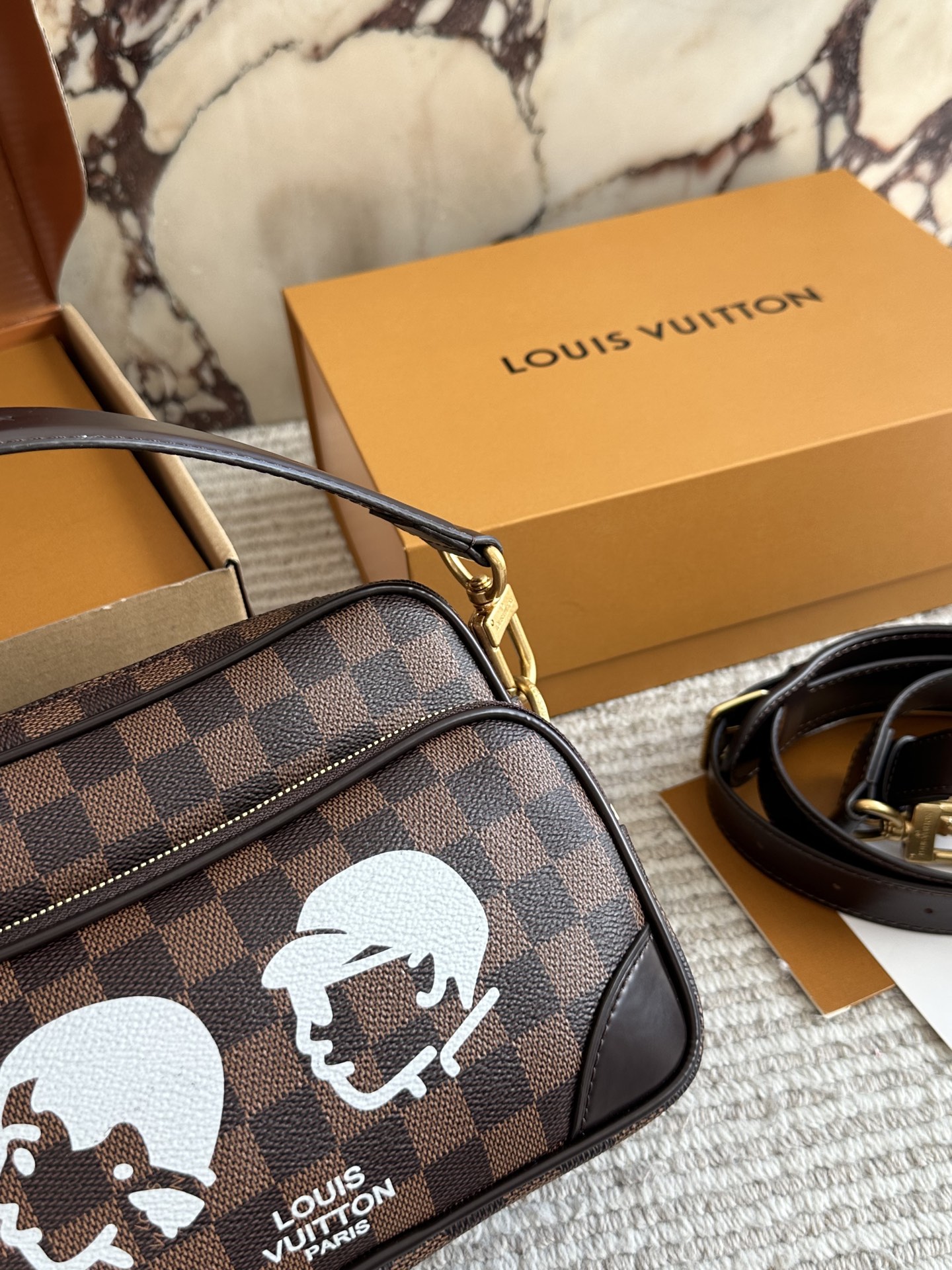 p220 LV| 2025年男士新款NilNiL是横版双层设计 同款也是有两种材质帆布和皮质款 双层设计容量也更多 可以手拎和斜挎也很方便~ 今年的男包一定会冲出重围卖爆的早买早定早收到!!! #|v #LV #老花#邮差包#包包种草25cm 双盒