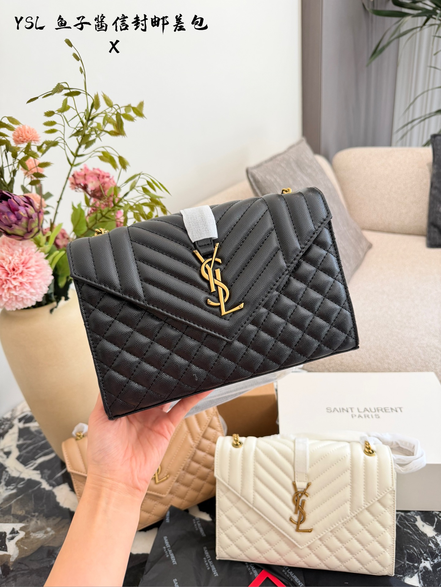 YSL鱼子酱信封包​​p155 🖤YSL Envelope鱼子酱信封包，经典信封造型+绗缝设计，质感满分！颗粒纹牛皮耐磨又高级，金色Logo超有辨识度✨。中号尺寸约24&times;17&times;6cm，容量适中，日常通勤或约会都很OK。链条可调节，单肩、斜挎、腋下背法随心切换，百搭不挑衣服，四季都能用！黑金配色经典耐看，实用又时髦，是YSL标志性手袋之一💼。