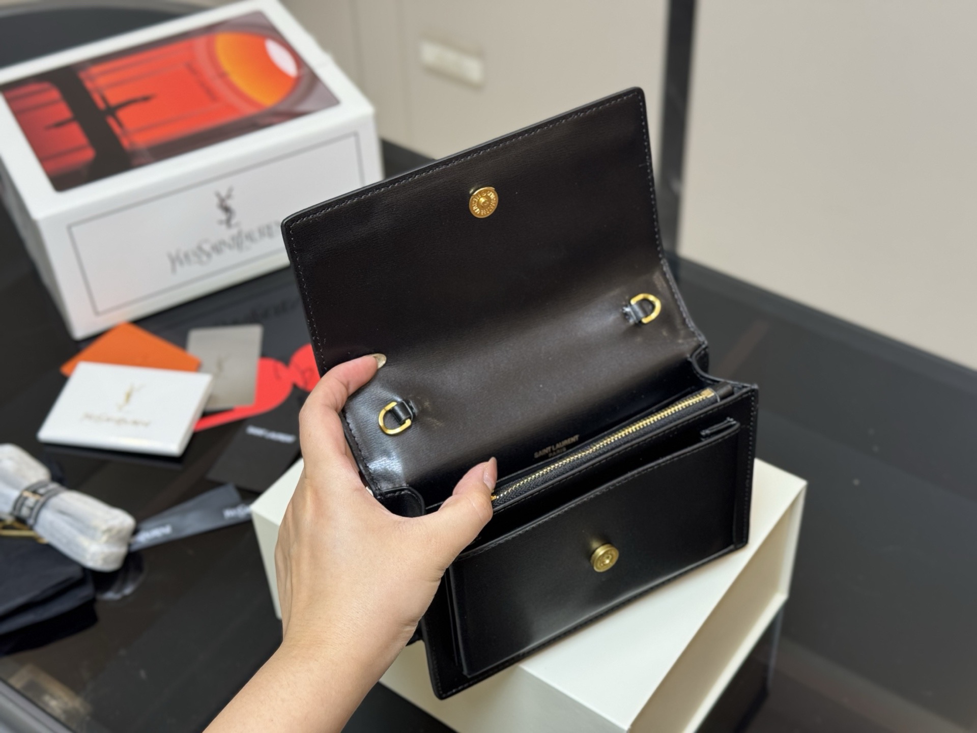 &yen;180 牛皮版本 配全套包装 圣罗兰王子文同款 无敌经典款牙签纹sunset日落包原厂皮版本！ 出了这么长时间热度依然不减， 可见它受人喜欢的程度非同一般！ 力求无穷大的接近正品， 高品质却不高价，心动不如马上行动！ 尺寸：19.13cm