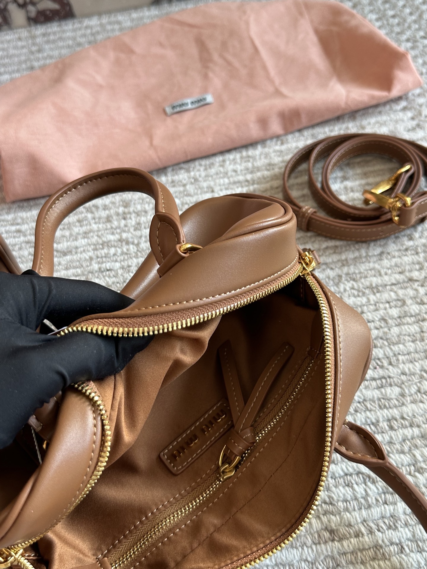 💰190、💰180 配盒 size：22*11cm 27*13cm miumiu保龄球/公文包/ 包包甜度刚好！ 很难不爱啊啊！ 可手拎也可斜挎 绝对不是小废包哦!容量足足的~~ 出场就是miumiu小公主！