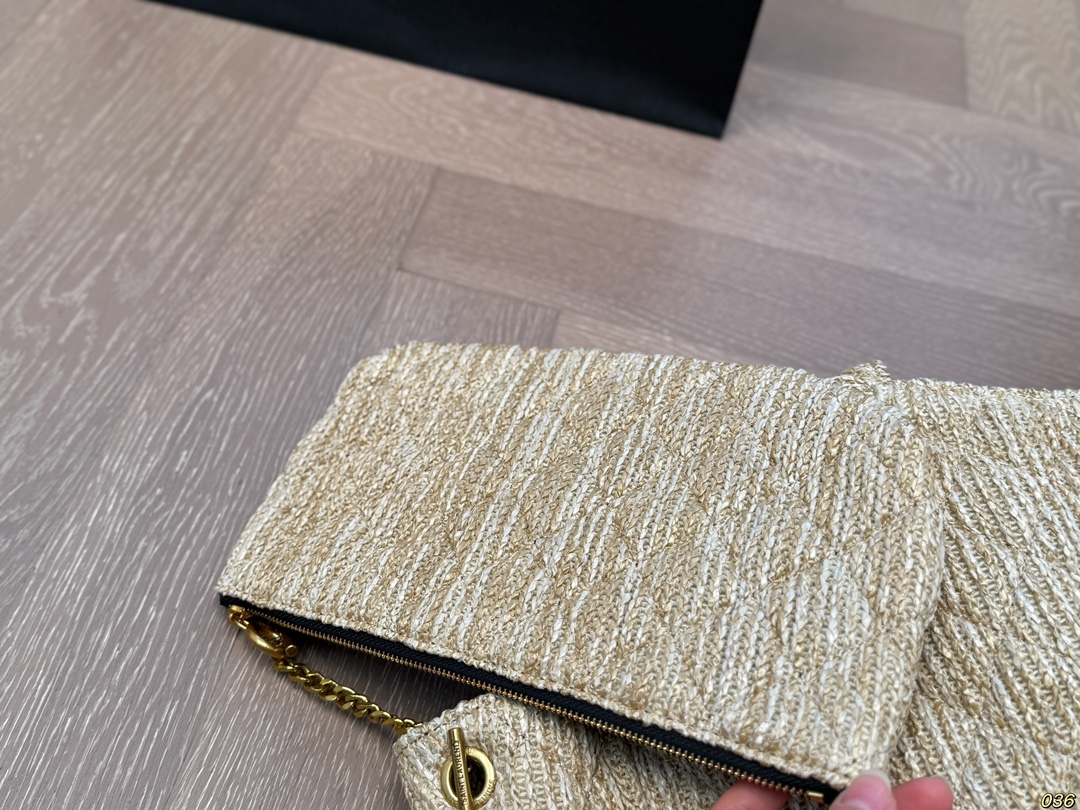 ¥180 YSL圣罗兰草编子母托特包💕 超大空间 配零钱包✔️ 大logo搭配草编工艺~ 别有一番风味 ,巨轻盈 慵懒随性,自在随心❗️❗️ 尺寸38 38