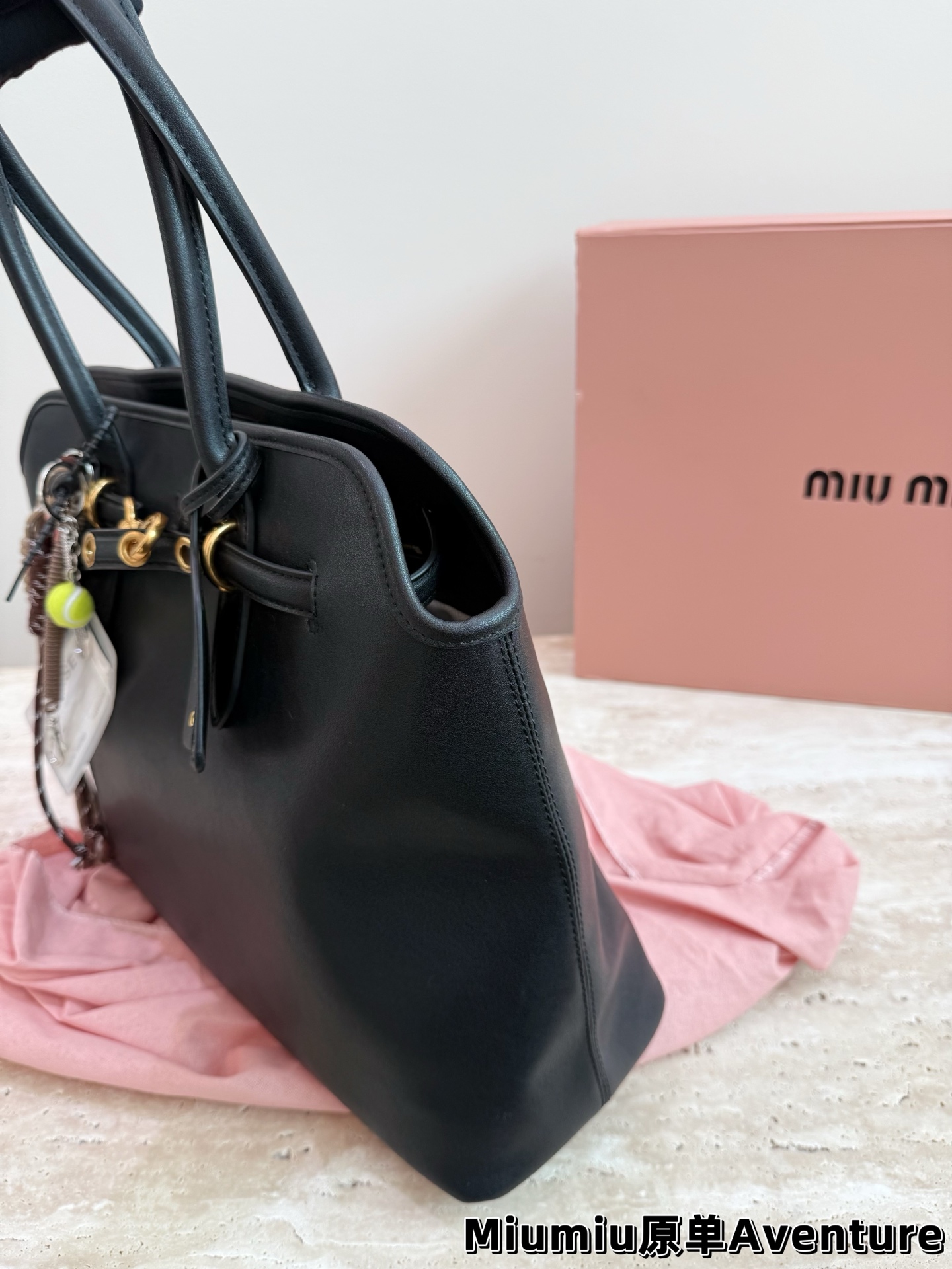 P250 MiuMiu Aventure托特包 👜MiuMiu Aventure托特包,选用橡木色小牛皮,质地柔软细腻,金属皮带搭扣超有复古感✨。尺寸约40×31×13cm,容量大,通勤日常都OK!内部斜纹帆布衬里,实用又时髦。焦糖棕色超适合秋冬,搭配风衣针织衫氛围感拉满🍂。自重轻,手提肩背都方便,是功能与设计感兼具的通勤包!配盒子