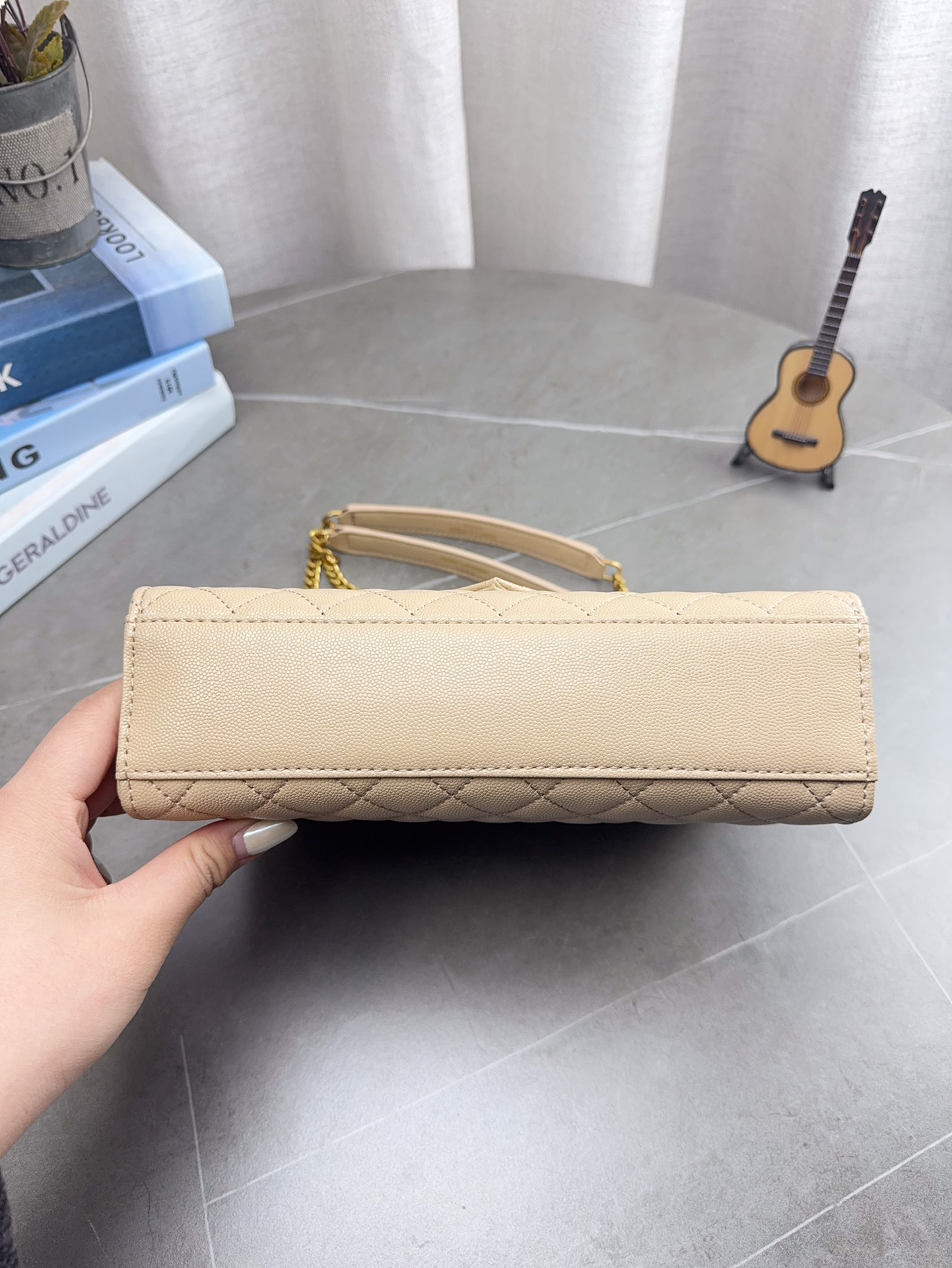 折叠礼盒包装 高品质YSL圣罗兰链条信封包 简约才是百搭公式。 复古又时髦，妥妥的街拍神器。 出街通勤都可。 容量很大，可肩背、斜挎。 搭配很显高级感。 是帅气女孩不可缺少的一款经典存在。 尺寸24*17cm p150