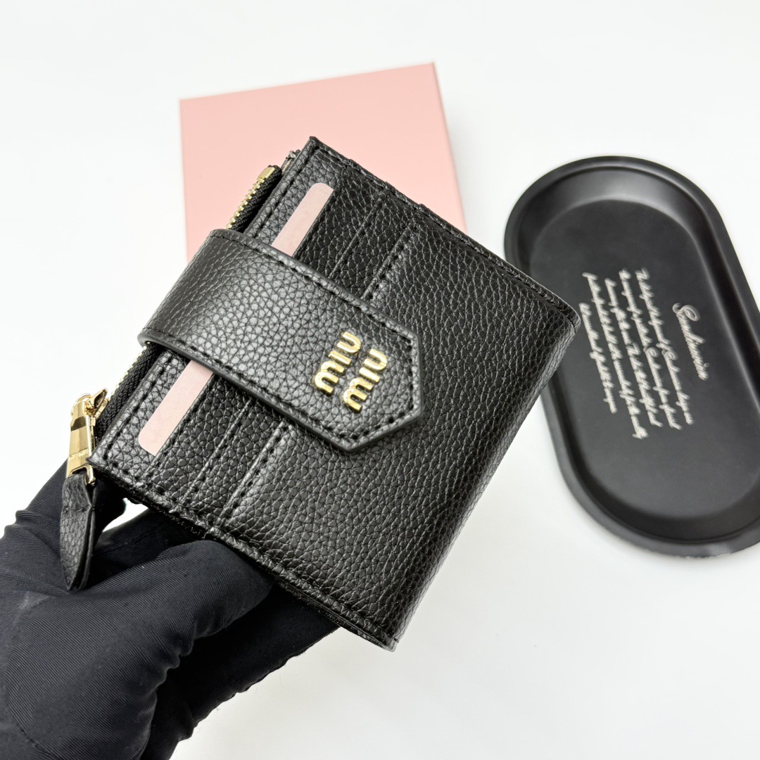 p85🎀miumiu V13🎀颜色 黑 棕🎀尺寸 11.5*10*3 🎀miumiu专柜最新款!专柜爆款热力来袭,釆用顶级进口牛皮,做工精细