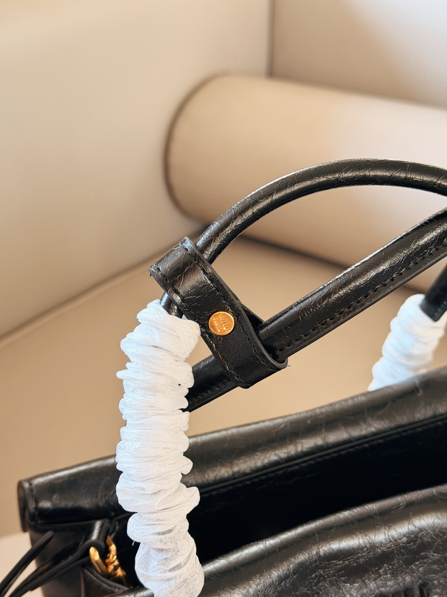 💰225 配盒 size：28*20cm Miumiu Solitaire用上了! 这只Solitaire简直让我一眼万年! 复古调调拿捏得死死的， 亮面皮超级好看 质感也超好！ 两边的翻盖格设计真的很贴心， 磁吸翻盖很方便 可手提可单肩可斜挎， 从实用性来说，这只Solitaire真的nice！