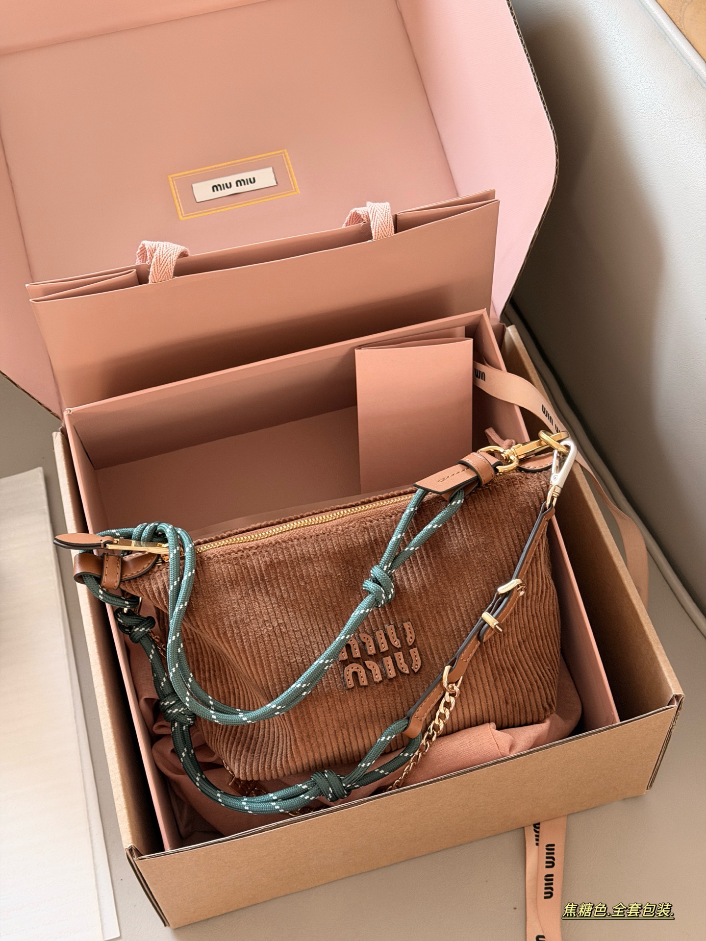 💰 190 配盒 size：底宽18*15cm miumiu 灯芯绒小饭盒~ 自带冲浪绳！！ 秋冬氛围感拉满 性价比之王 休闲百搭的饭盒包又来噜!!