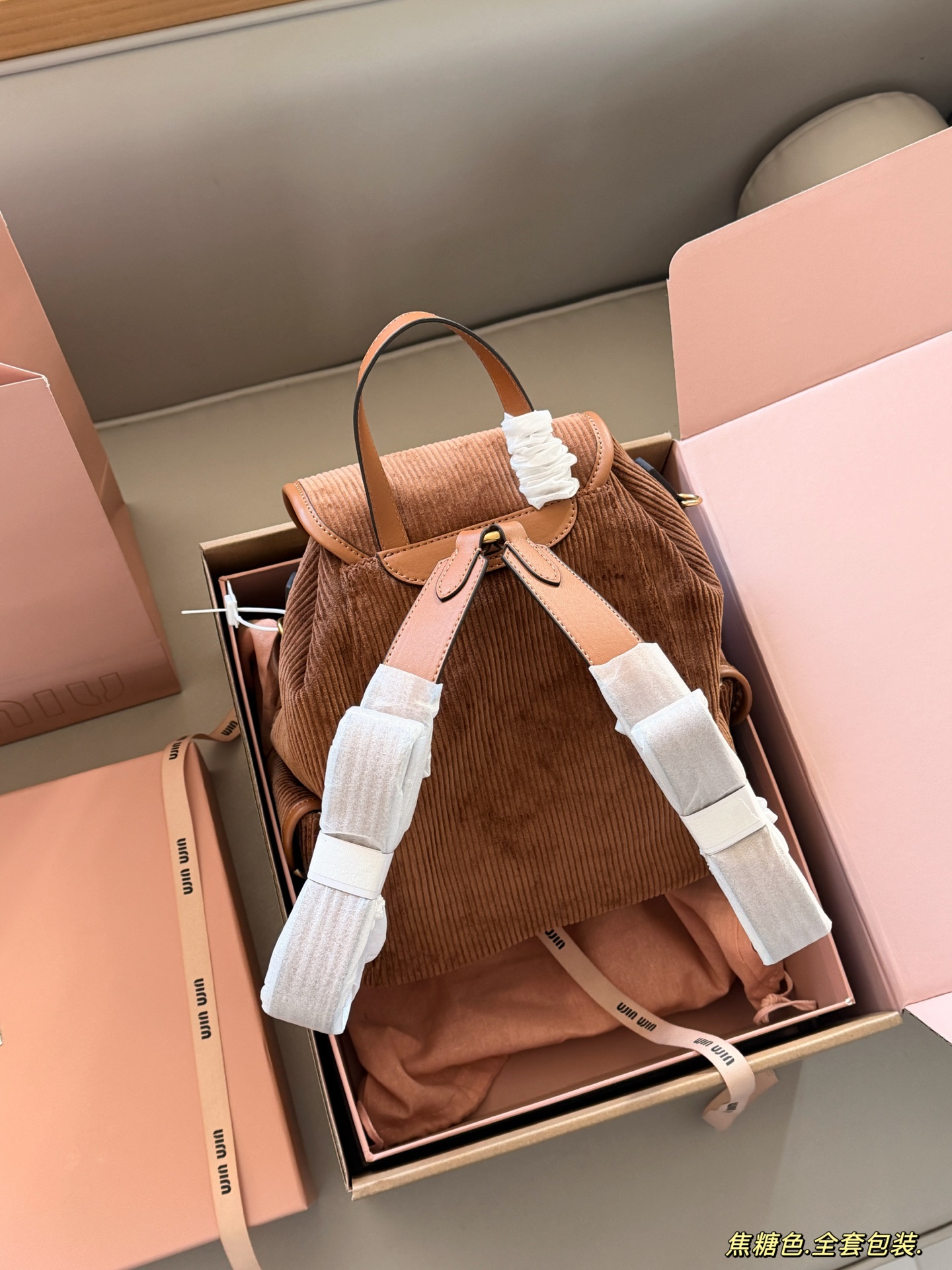 💰300 配全套包装 size：25*27cm（大号） 又一季特别美丽的Miu Miu miumiu ss25 灯芯绒双肩包 超适合秋冬搭配鲜艳跳脱的配色，为沉闷的秋冬增添色彩!搭配大衣超吸睛哦!