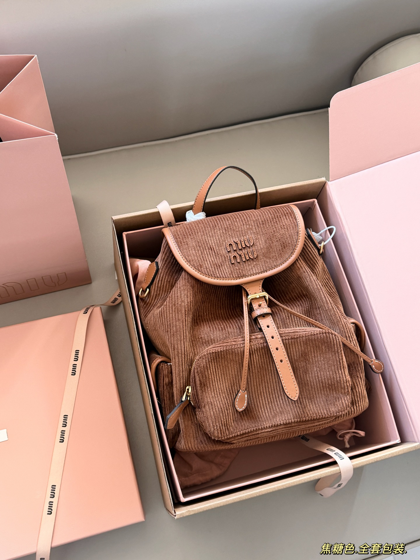 💰300 配全套包装 size：25*27cm（大号） 又一季特别美丽的Miu Miu miumiu ss25 灯芯绒双肩包 超适合秋冬搭配鲜艳跳脱的配色，为沉闷的秋冬增添色彩!搭配大衣超吸睛哦!