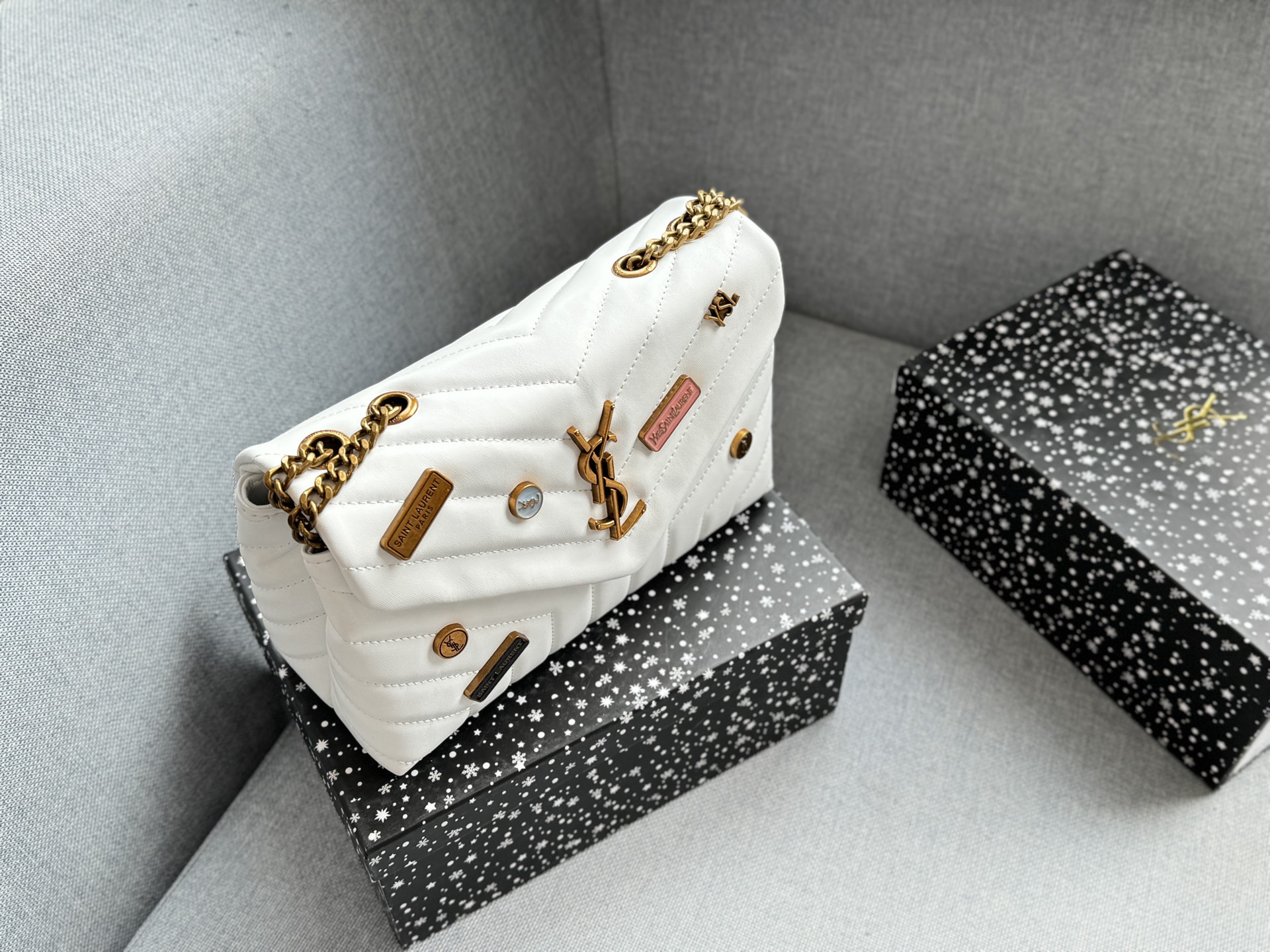 💰130 天地盖 size：25&times;17 圣罗兰 YSL LOULOU 徽章 信封包 链条包 斜挎单肩包 云朵包 越看越有气质 休闲商务都可驾驭 仙女们快来把它带回家✨ 时髦瞬间被拿捏，真的百搭，不信你试！