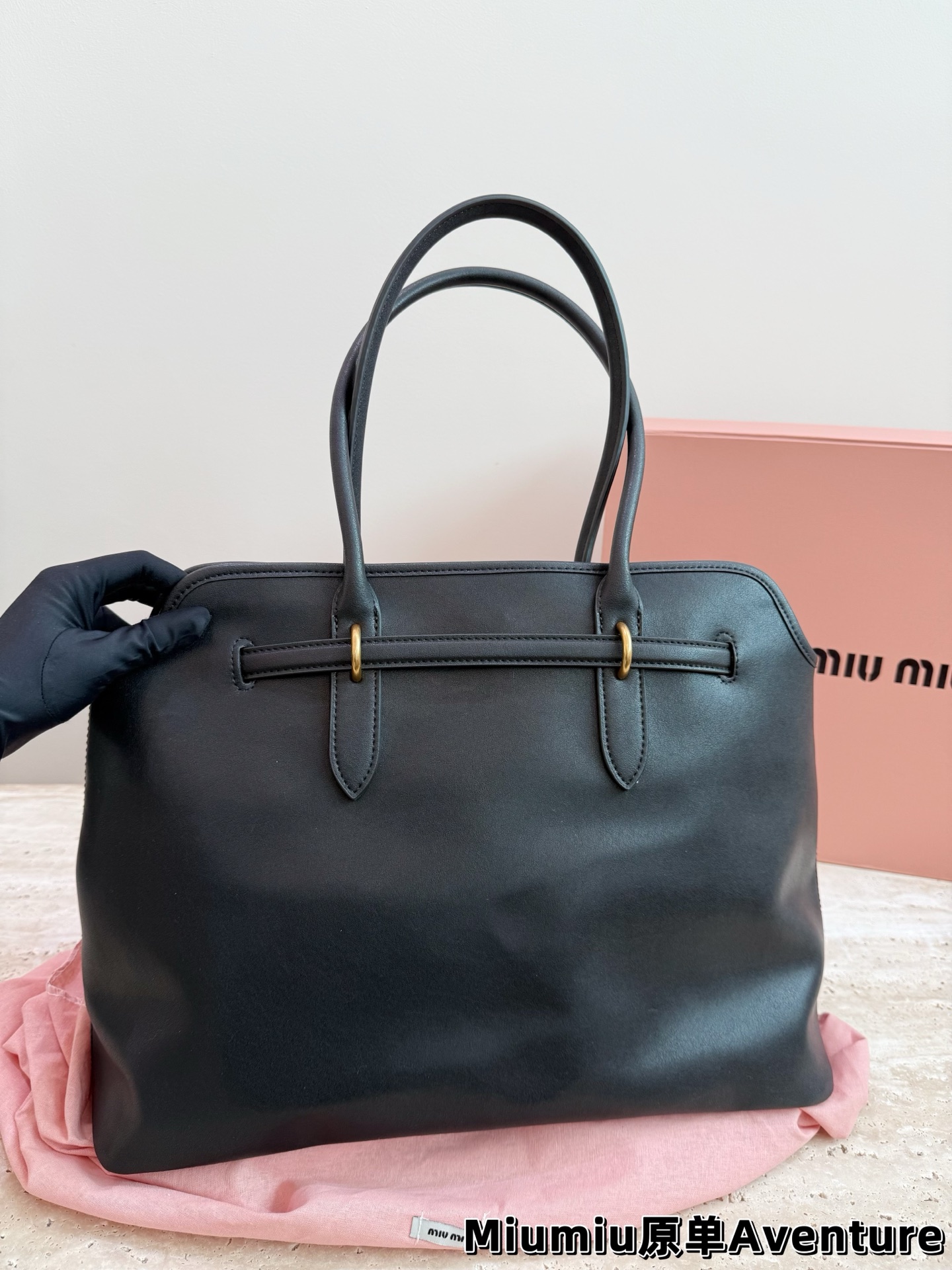 P250 MiuMiu Aventure托特包 👜MiuMiu Aventure托特包,选用橡木色小牛皮,质地柔软细腻,金属皮带搭扣超有复古感✨。尺寸约40×31×13cm,容量大,通勤日常都OK!内部斜纹帆布衬里,实用又时髦。焦糖棕色超适合秋冬,搭配风衣针织衫氛围感拉满🍂。自重轻,手提肩背都方便,是功能与设计感兼具的通勤包!配盒子