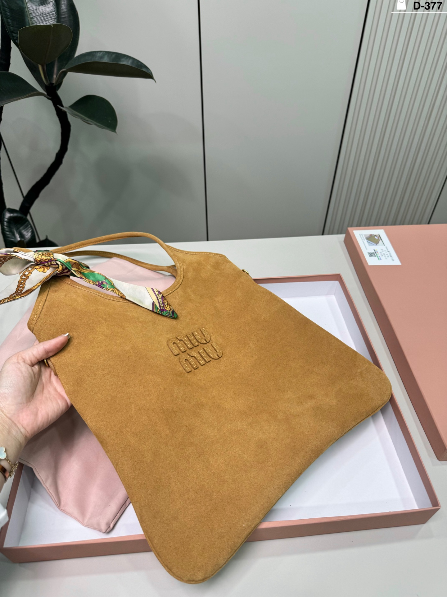 💰p155 D-377尺寸35×33配盒 miumiu缪缪ivy托特包 有种谁背都是萌萌的既视感hahaha~ 帆布牛皮皮质哦!