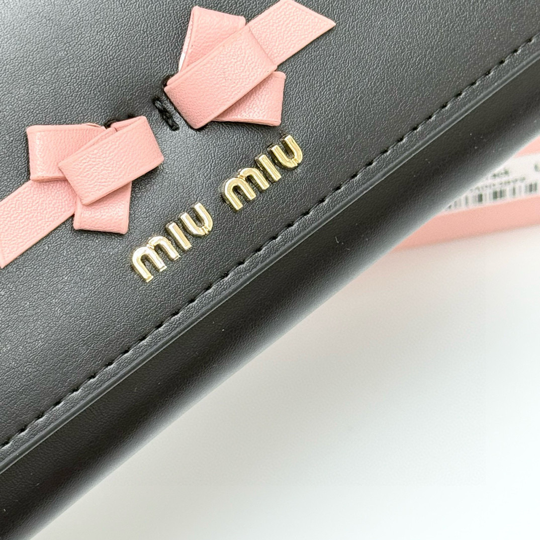 📢📢📢p105 miumiu 946 颜色：黑色 粉色 深灰色 浅灰色 尺寸：19*10.5*3.5 说明:miumiu专柜最新款火爆登场！采用头层牛皮，做工精致， 媲美专柜！绝美配色，超级精致时尚！