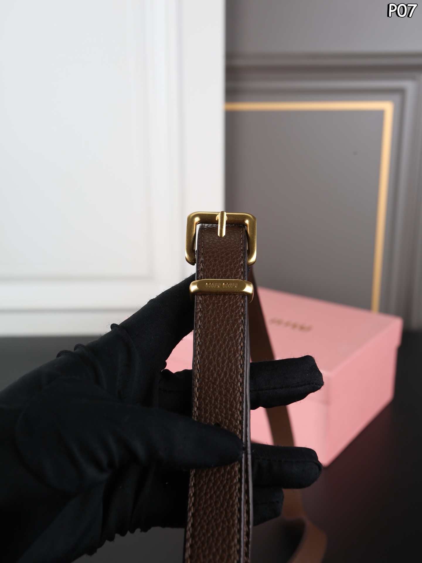 P145 天地盖 MIU MIU缪缪 相机包 斜挎单肩包 Miumiu相机包太可爱啦！荔枝纹小牛皮，手感好柔软太适合秋冬了[赞R] 方形设计简约低调又高级～ 日常手机 粉饼 钥匙.. 都能收纳～ 肩带可随意调节，时髦感十足～ 尺寸：20&times;11