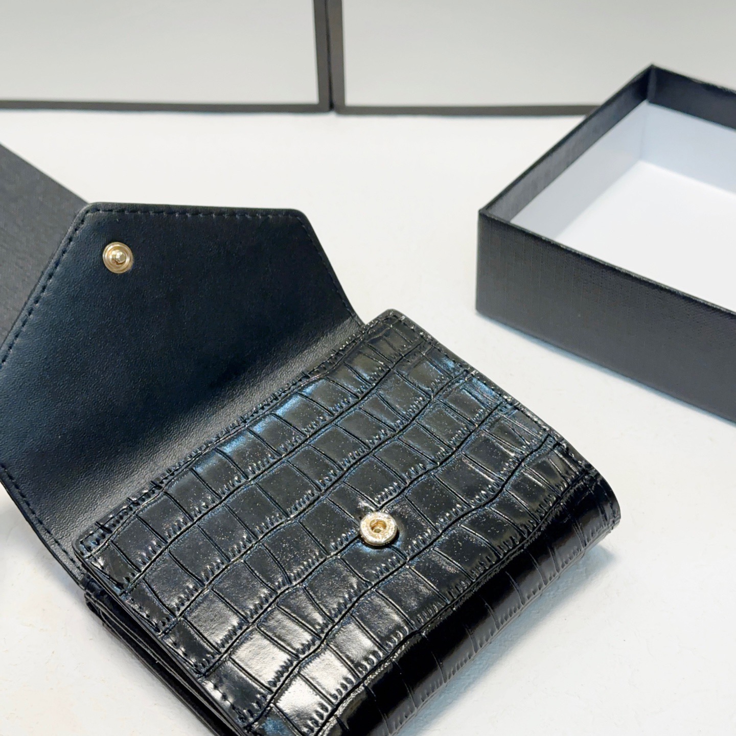 P100🎀🎀颜色 黑🎀尺寸 10x9🎀圣罗兰爆款压纹牛皮小钱包🔥款式经典做工精细耐磨耐用手感极佳❤️