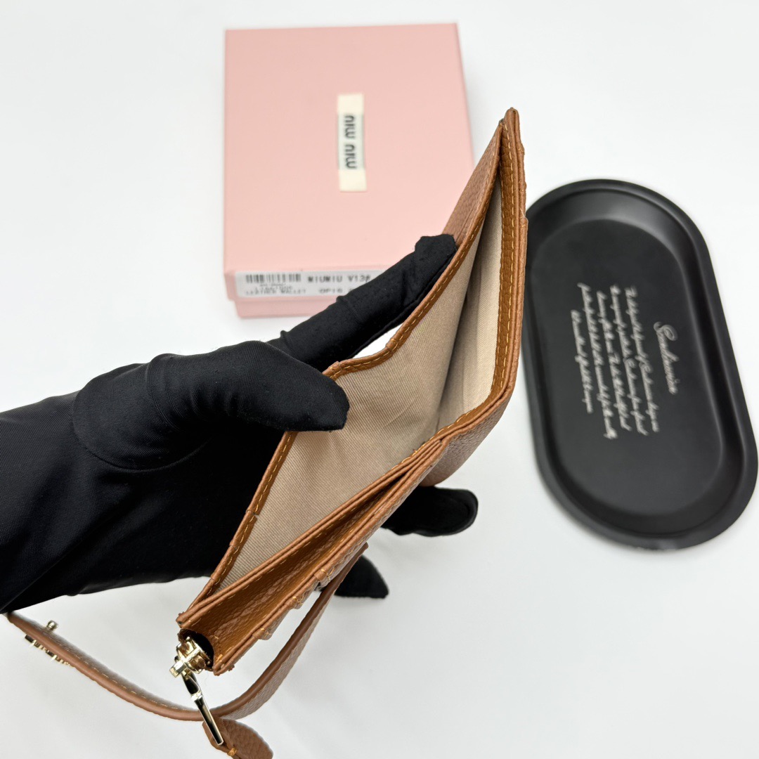 p85🎀miumiu V13🎀颜色 黑 棕🎀尺寸 11.5*10*3 🎀miumiu专柜最新款!专柜爆款热力来袭,釆用顶级进口牛皮,做工精细