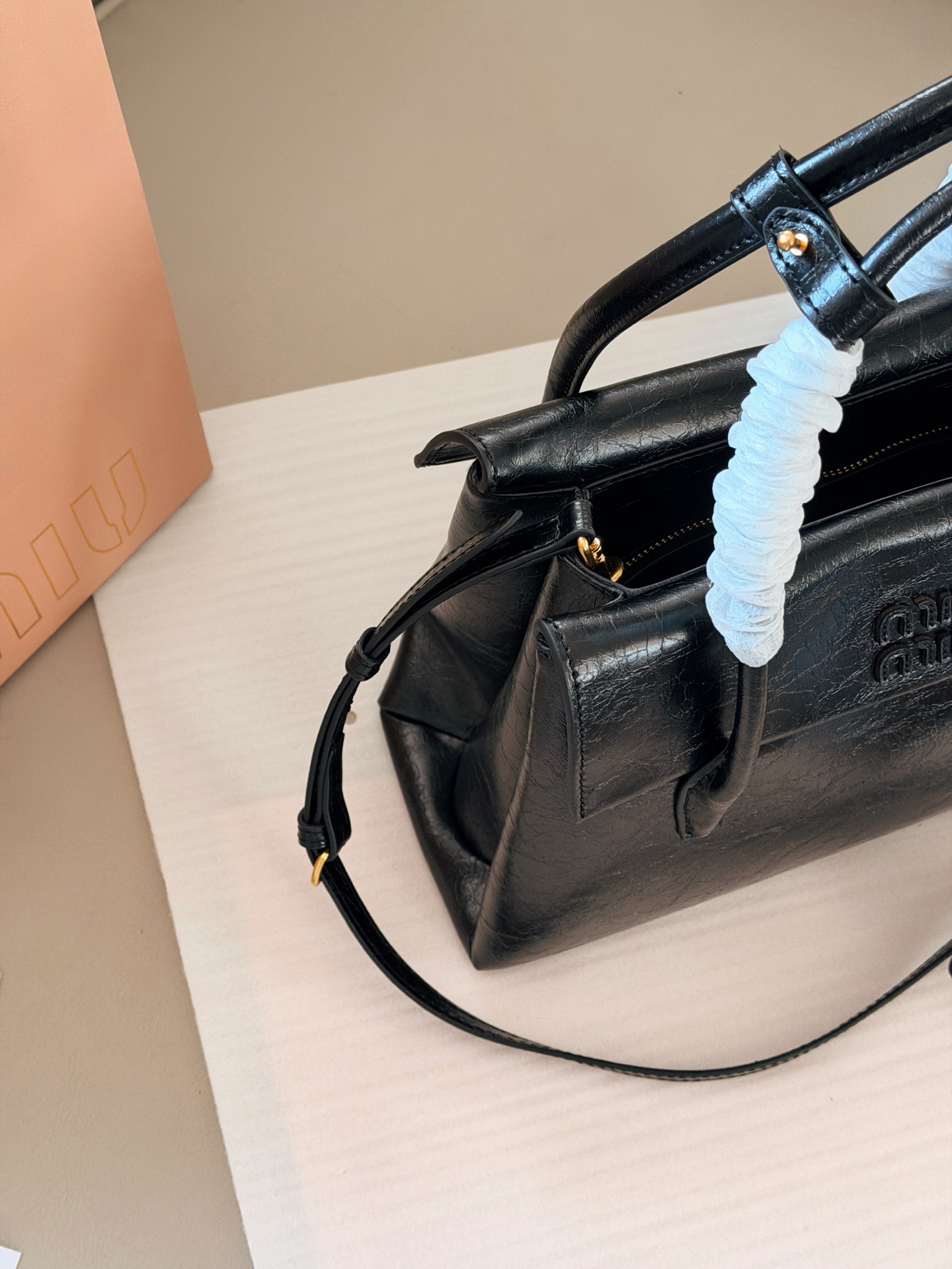 💰225 配盒 size：28*20cm Miumiu Solitaire用上了! 这只Solitaire简直让我一眼万年! 复古调调拿捏得死死的， 亮面皮超级好看 质感也超好！ 两边的翻盖格设计真的很贴心， 磁吸翻盖很方便 可手提可单肩可斜挎， 从实用性来说，这只Solitaire真的nice！