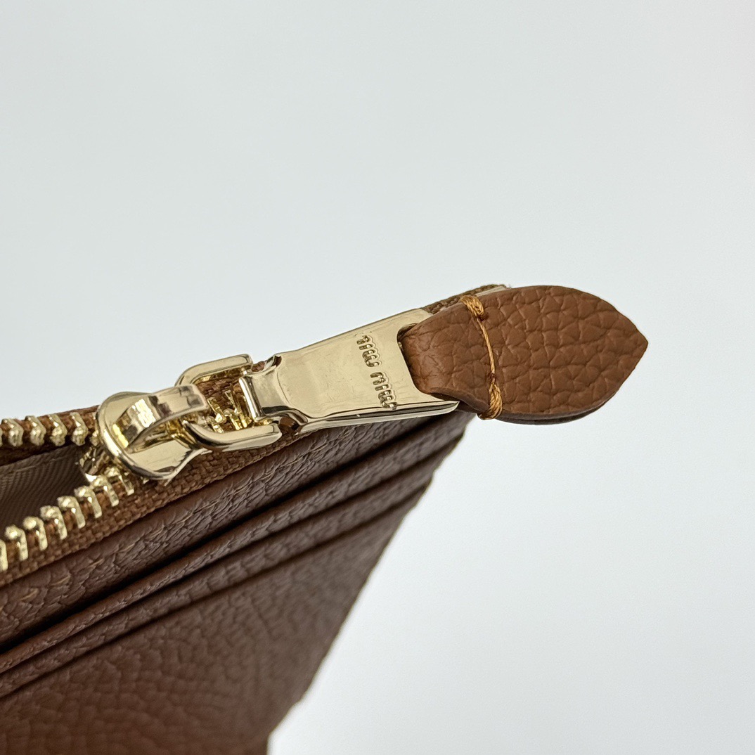 p85🎀miumiu V13🎀颜色 黑 棕🎀尺寸 11.5*10*3 🎀miumiu专柜最新款!专柜爆款热力来袭,釆用顶级进口牛皮,做工精细