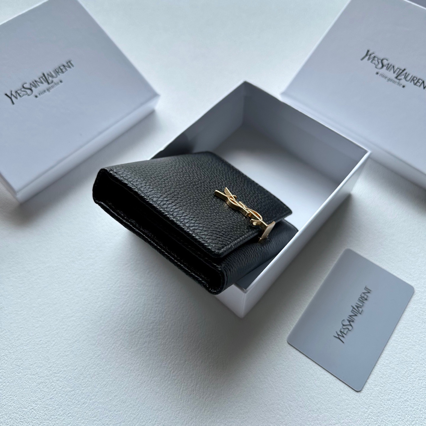 P85🎀🎀颜色 黑 粉🎀尺寸 11x10🎀圣罗兰🆕款♥三折短款钱包💕进口小牛皮质感一流👍独一无二风格,实用内阁超美超时尚美女必备单品🔥