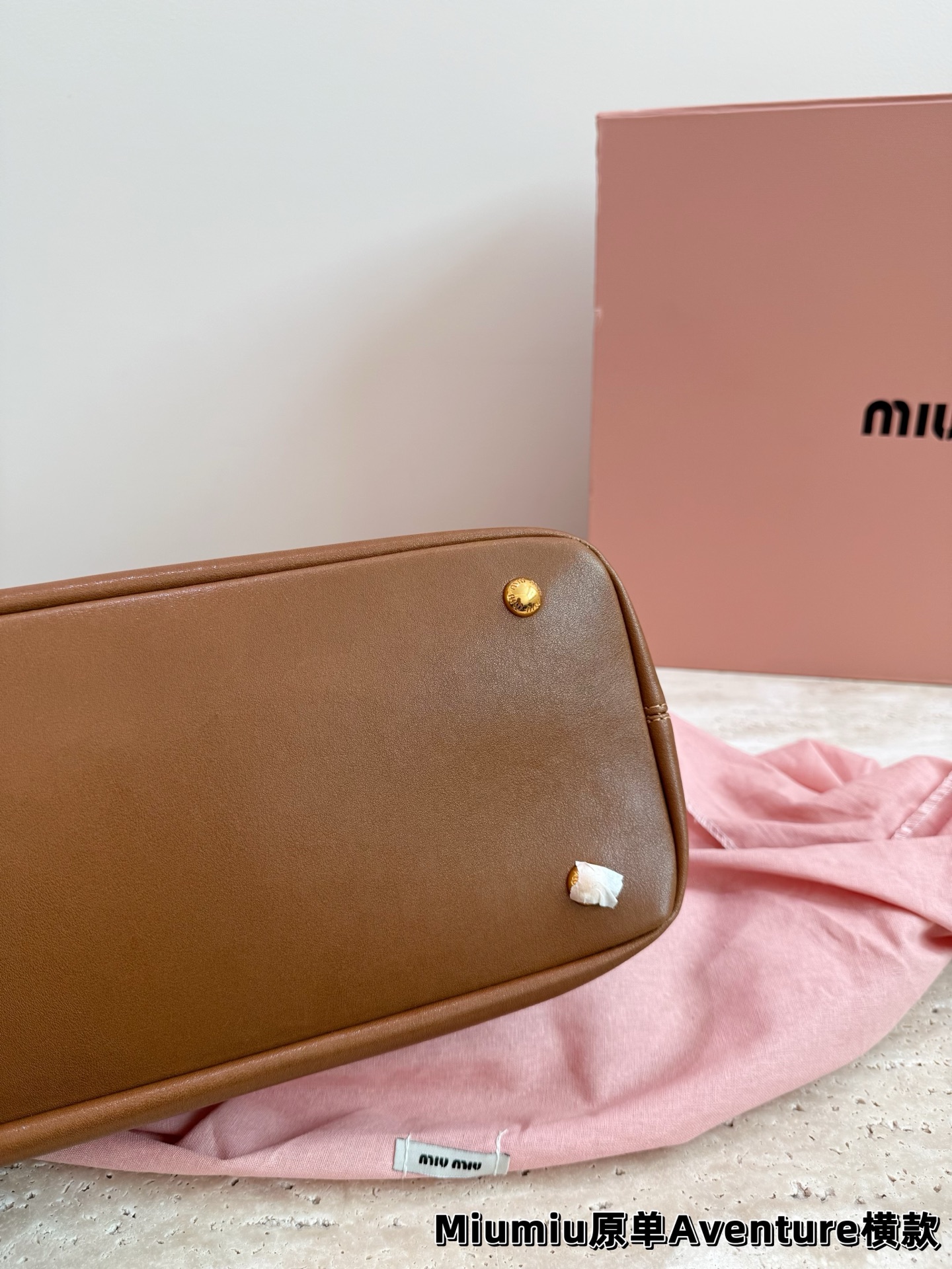 P240 miumiu复古Aventure系列贝壳包 Aventure系列贝壳手提/斜挎包.上线啦! 24ss最流行款式，做旧褪色感的皮革颜色与质地，配上金属皮带搭扣高级又复古，采用小牛皮制作的包身设计精致，方正复古的造型 手提腋下斜挎包随意切换! 优雅通勤超好穿快快加入miu女孩吧! 尺寸:超大号46*23cm复古包#牛皮包包