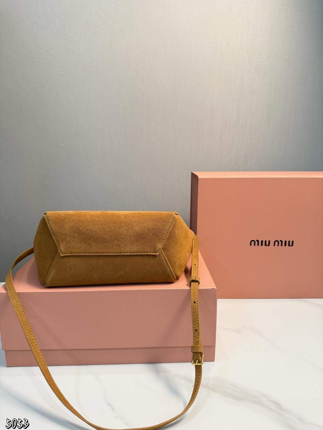 ❤️p170（礼盒包装）❤️ 缪缪MIUMIU托特包 伊势丹限定款hobo也太好看了 质感很高级容量超级大也很耐用尺寸：22*11*18cm 日常出街背它回头率百分百就是这种随性慵懒感