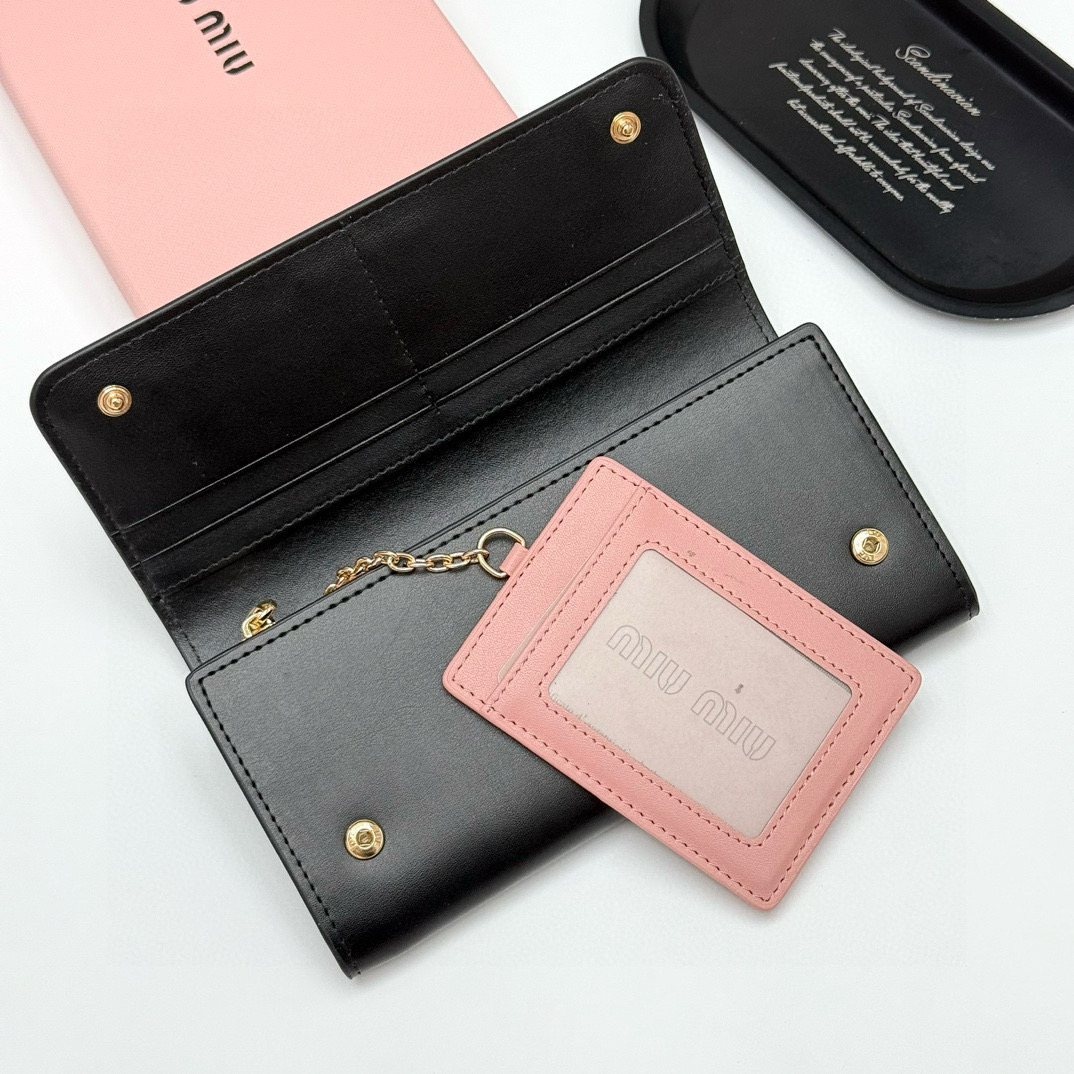 📢📢📢p105 miumiu 946 颜色：黑色 粉色 深灰色 浅灰色 尺寸：19*10.5*3.5 说明:miumiu专柜最新款火爆登场！采用头层牛皮，做工精致， 媲美专柜！绝美配色，超级精致时尚！