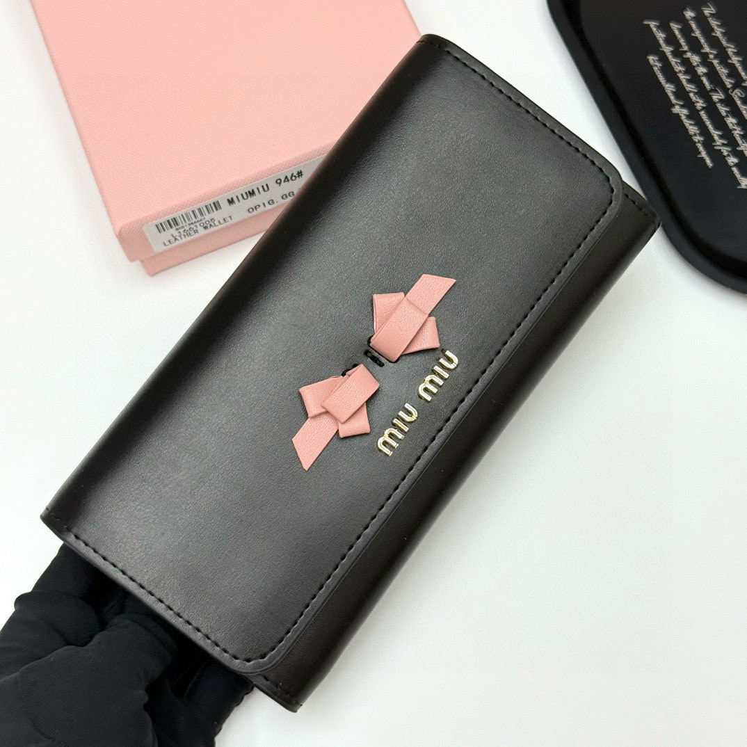 📢📢📢p105 miumiu 946 颜色：黑色 粉色 深灰色 浅灰色 尺寸：19*10.5*3.5 说明:miumiu专柜最新款火爆登场！采用头层牛皮，做工精致， 媲美专柜！绝美配色，超级精致时尚！