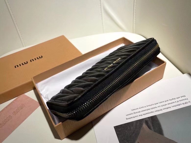 P95🎀miumiu 5550🎀颜色 黑色 粉色 🎀尺寸 19*10.5*3.5 🎀miumiu专柜最新款！专柜爆款热力来袭，经典提花压纹设计，釆用顶级进口小羊皮，皮质细腻柔软，做工精细！
