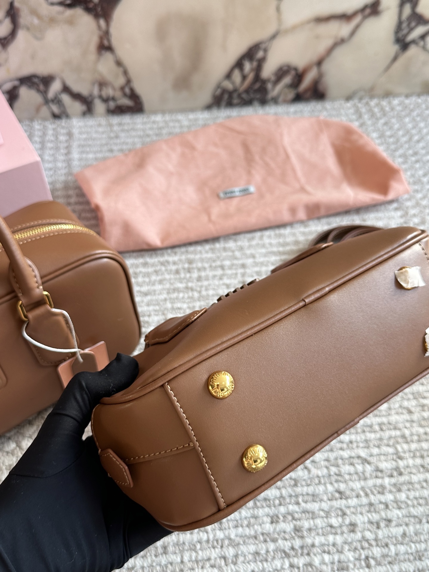 💰190、💰180 配盒 size：22*11cm 27*13cm miumiu保龄球/公文包/ 包包甜度刚好！ 很难不爱啊啊！ 可手拎也可斜挎 绝对不是小废包哦!容量足足的~~ 出场就是miumiu小公主！