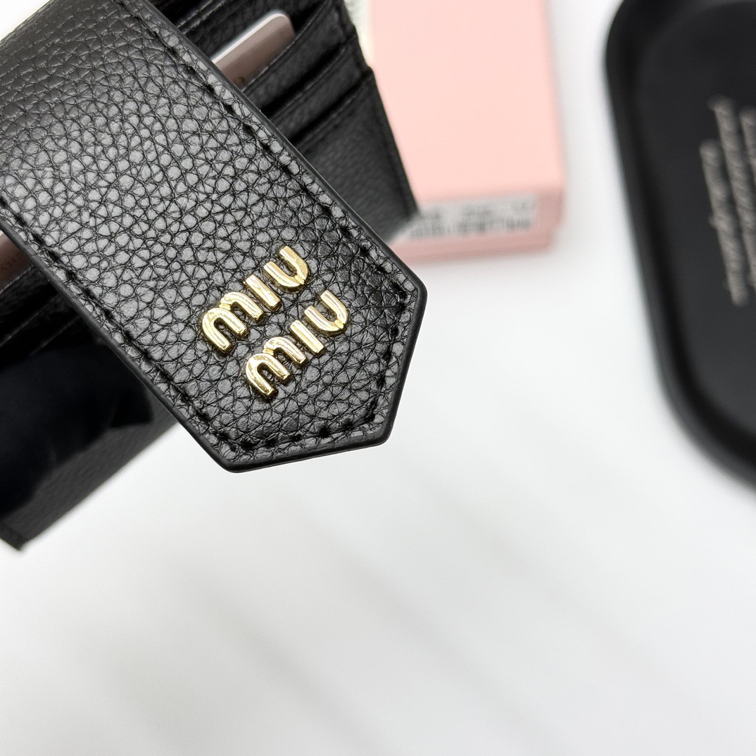 p85🎀miumiu V13🎀颜色 黑 棕🎀尺寸 11.5*10*3 🎀miumiu专柜最新款!专柜爆款热力来袭,釆用顶级进口牛皮,做工精细