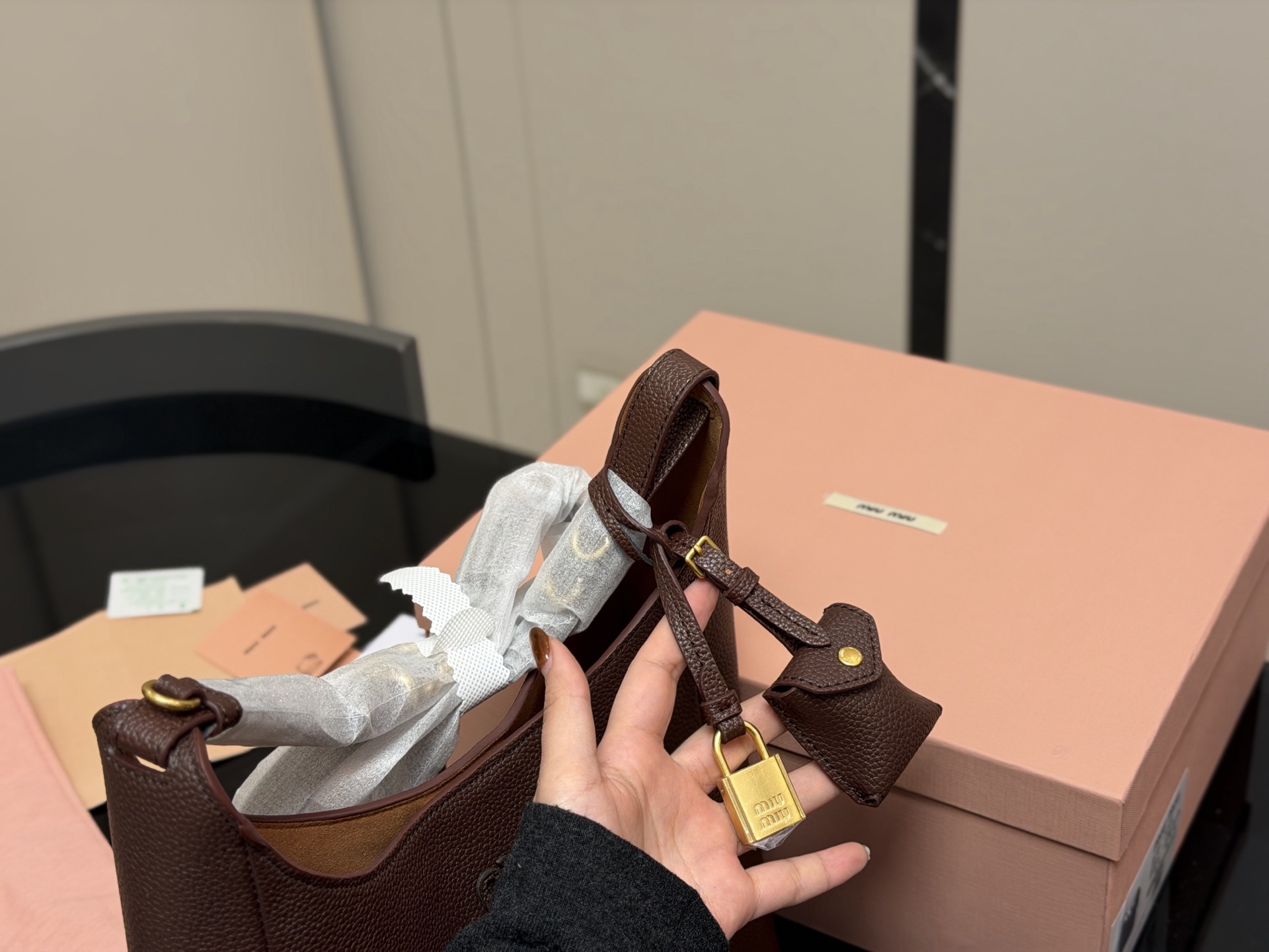 ¥210 ¥230 配盒 size:16.23cm 23.30cm miumiu新款斜挎机车包! 首发! 福音种草了哦 超级松弛感的一款包包肩带长度可以调节哦!