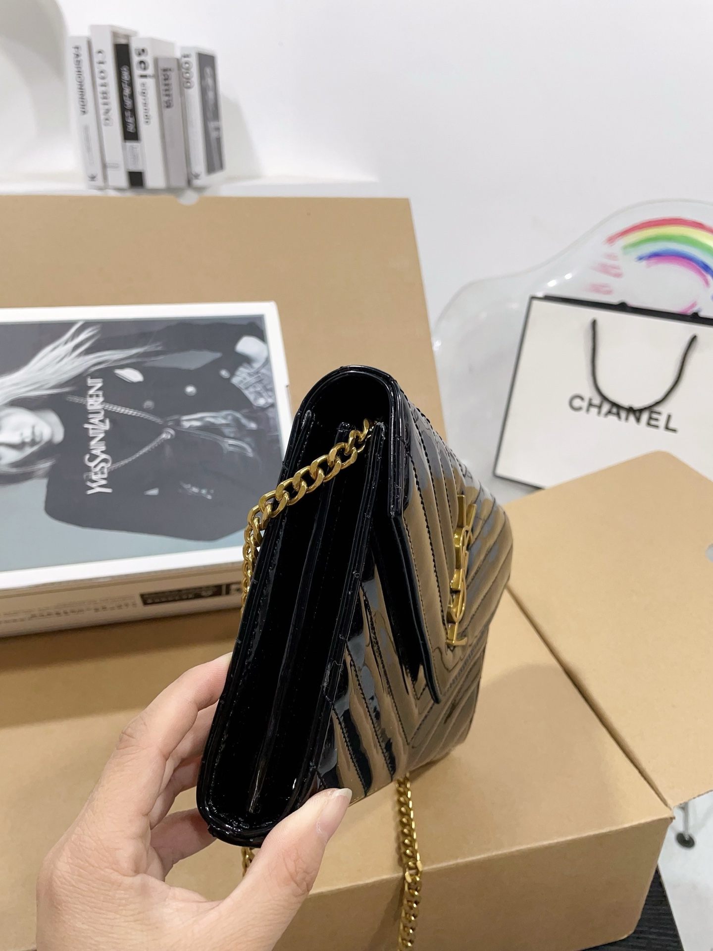 👑💰P150 配飞机盒折叠盒子 漆皮圣罗兰信封包 原版五金logo 首^_^所谓人人必备一款,这个款式必须自留 经典版型! 真的是让人眼前一亮 喜欢的美妞抓紧啦 实物简直太美 尺寸23 16