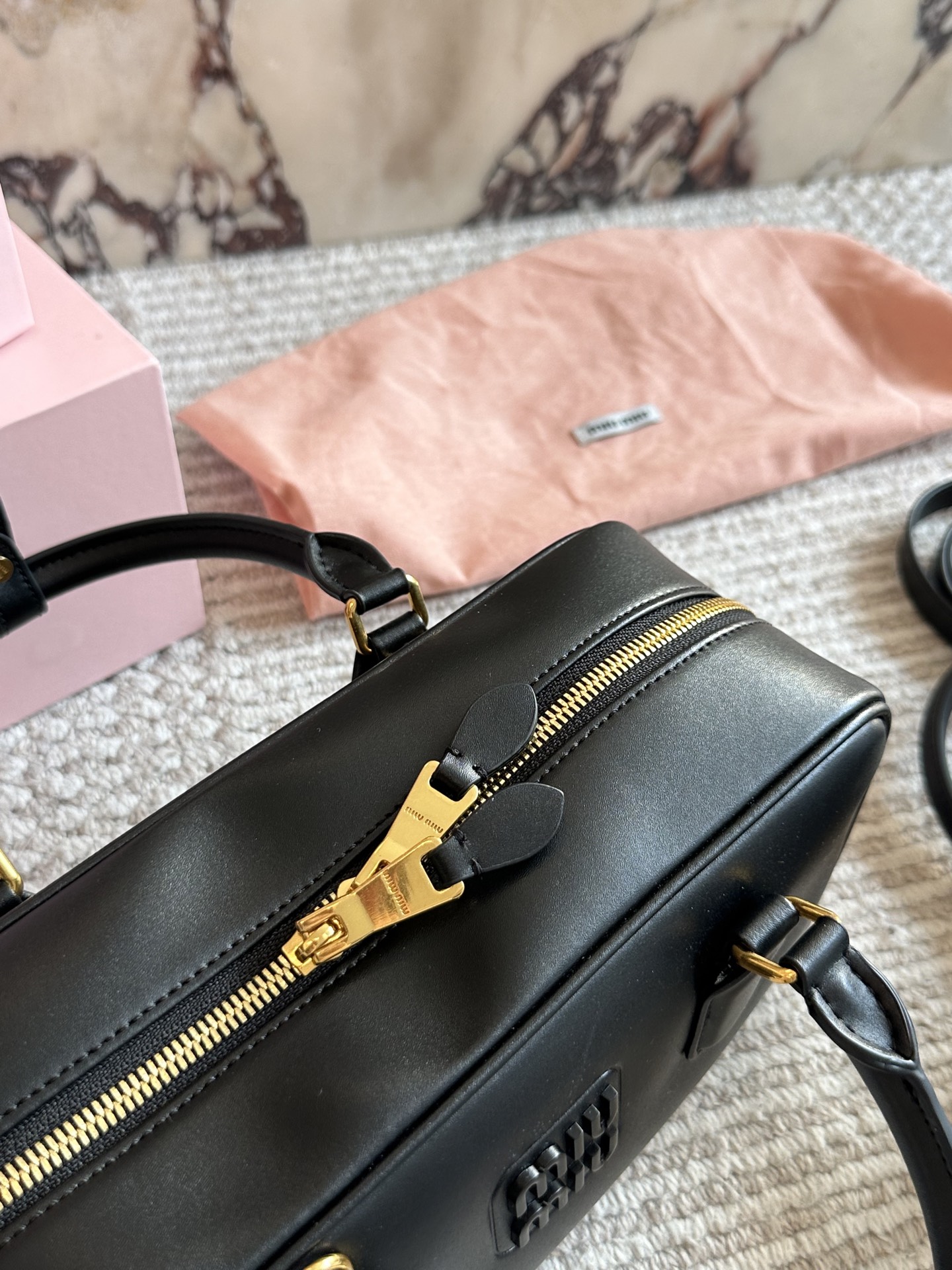 💰190、💰180 配盒 size：22*11cm 27*13cm miumiu保龄球/公文包/ 包包甜度刚好！ 很难不爱啊啊！ 可手拎也可斜挎 绝对不是小废包哦!容量足足的~~ 出场就是miumiu小公主！