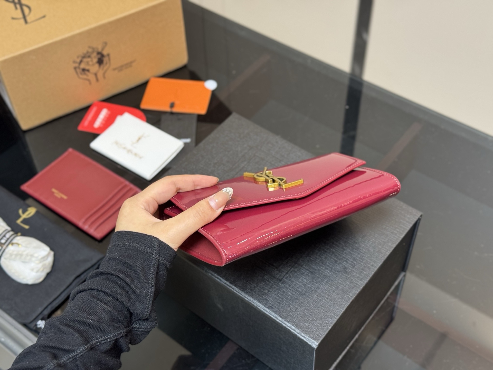 &yen;150 配折叠盒飞机盒 size：19*12cm 圣罗兰 woc二合一信封包 牛皮看起来质感特别好！耐磨耐用！ 🉑️斜挎🉑️