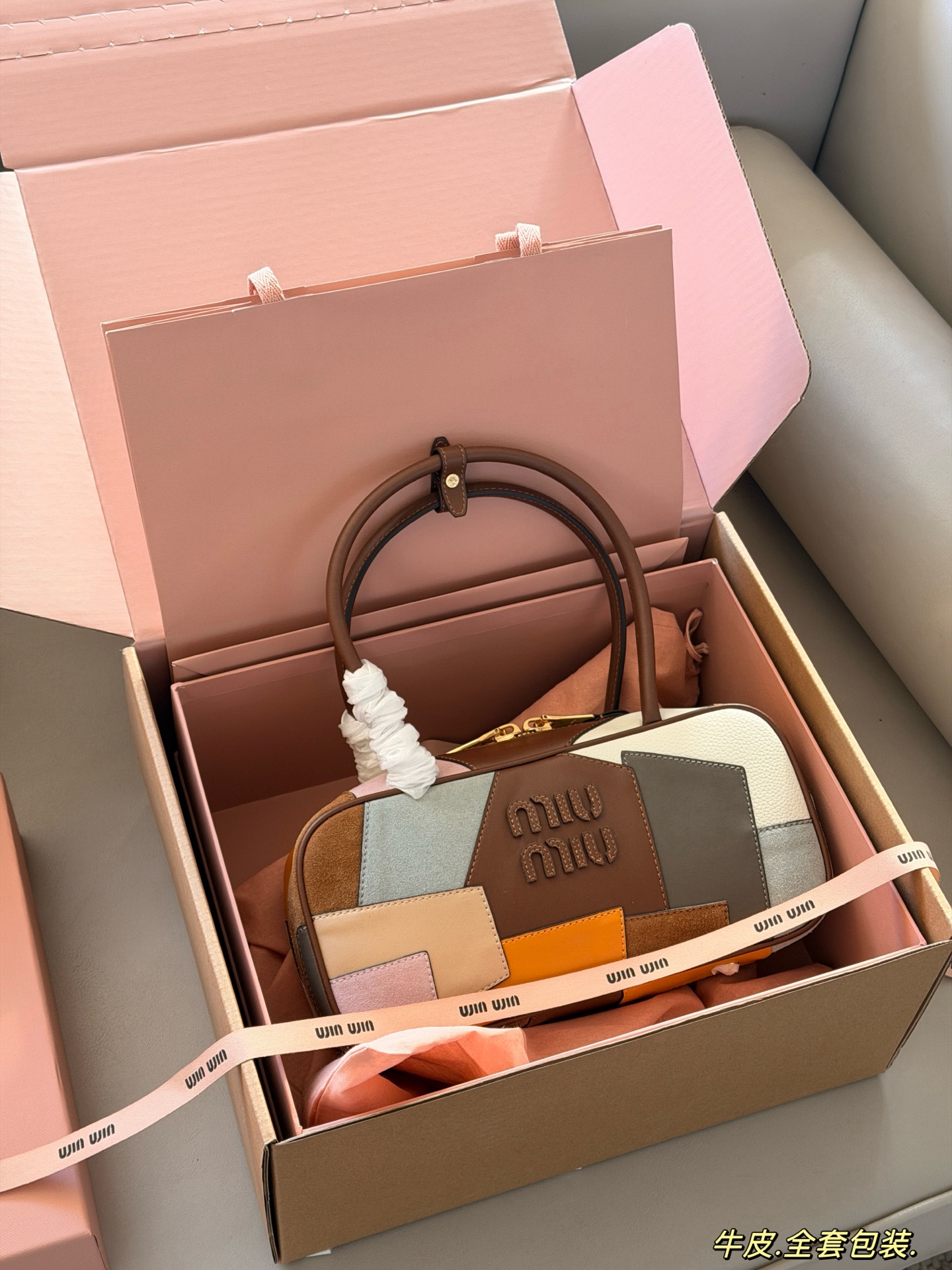 💰320 配盒 size：28*15cm miumiu保龄球/公文包 Miu又来抢钱了新款腋下公文包 来咯 ！ 背起来都很nice 哦 可手拎也可斜挎！ 出场就是miumiu小公主！