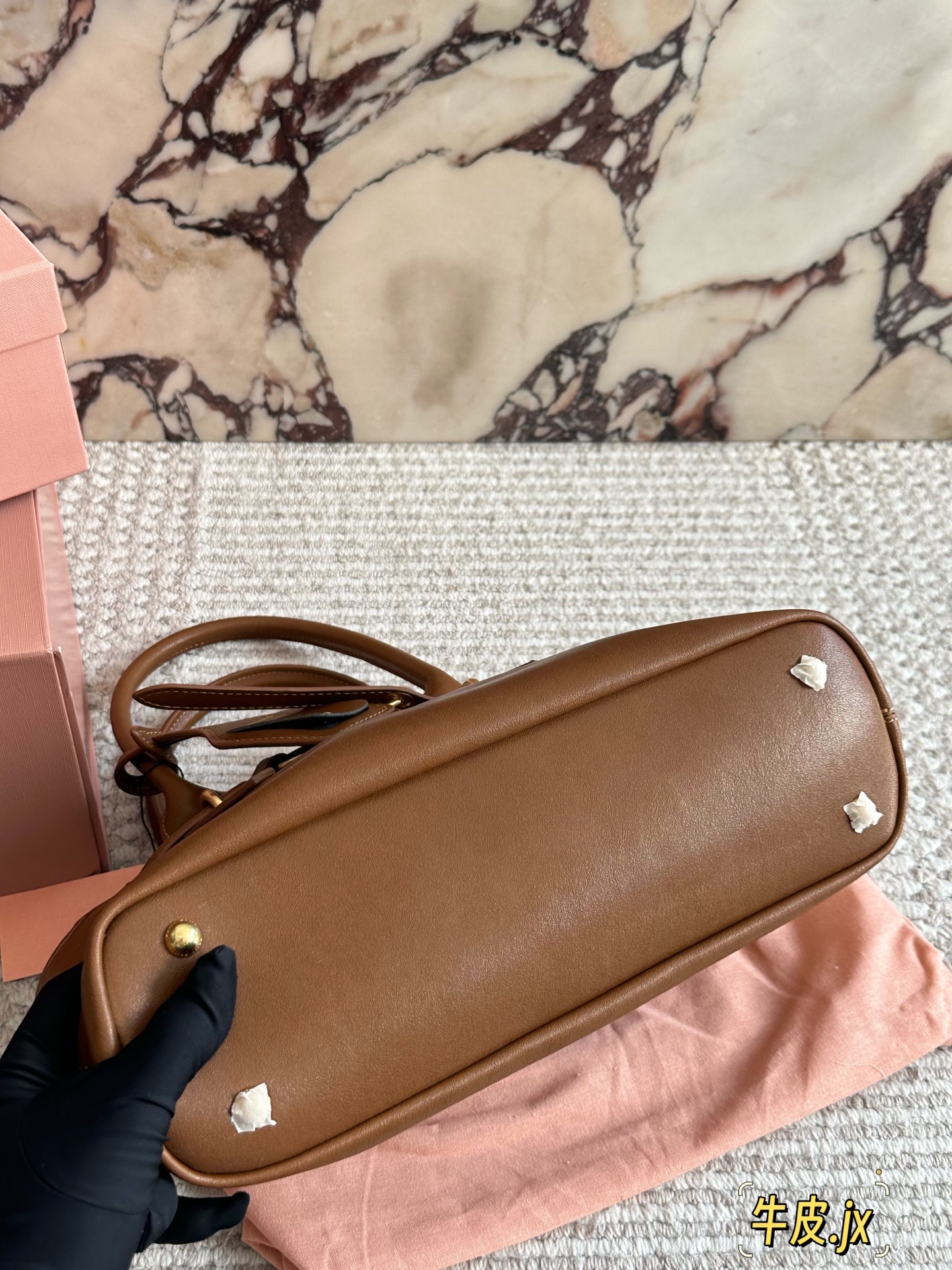 p250 原版皮 miumiu复古Aventure系列贝壳包 Aventure系列贝壳手提/斜挎包.上线啦! 24ss最流行款式,做旧褪色感的皮革颜色与质地,配上金属皮带搭扣高级又复古,采用小牛皮制作的包身设计精致,方正复古的造型 手提腋下斜挎包随意切换! 优雅通勤超好穿快快加入miu女孩吧! 尺寸:33 21cm复古包#牛皮包包